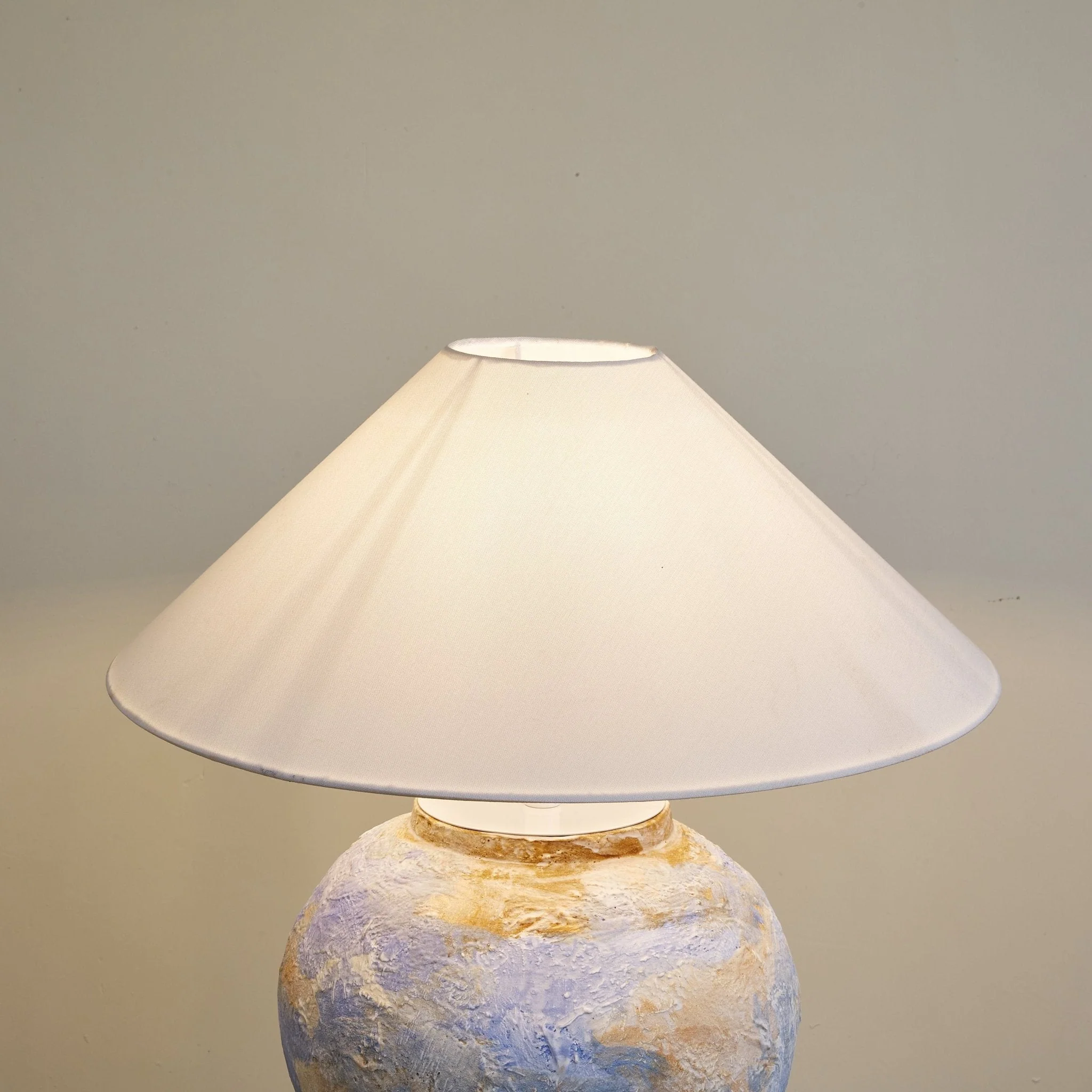 Aurellore – Tafellamp in Aardetinten met Aquarelstructuur - Image 9