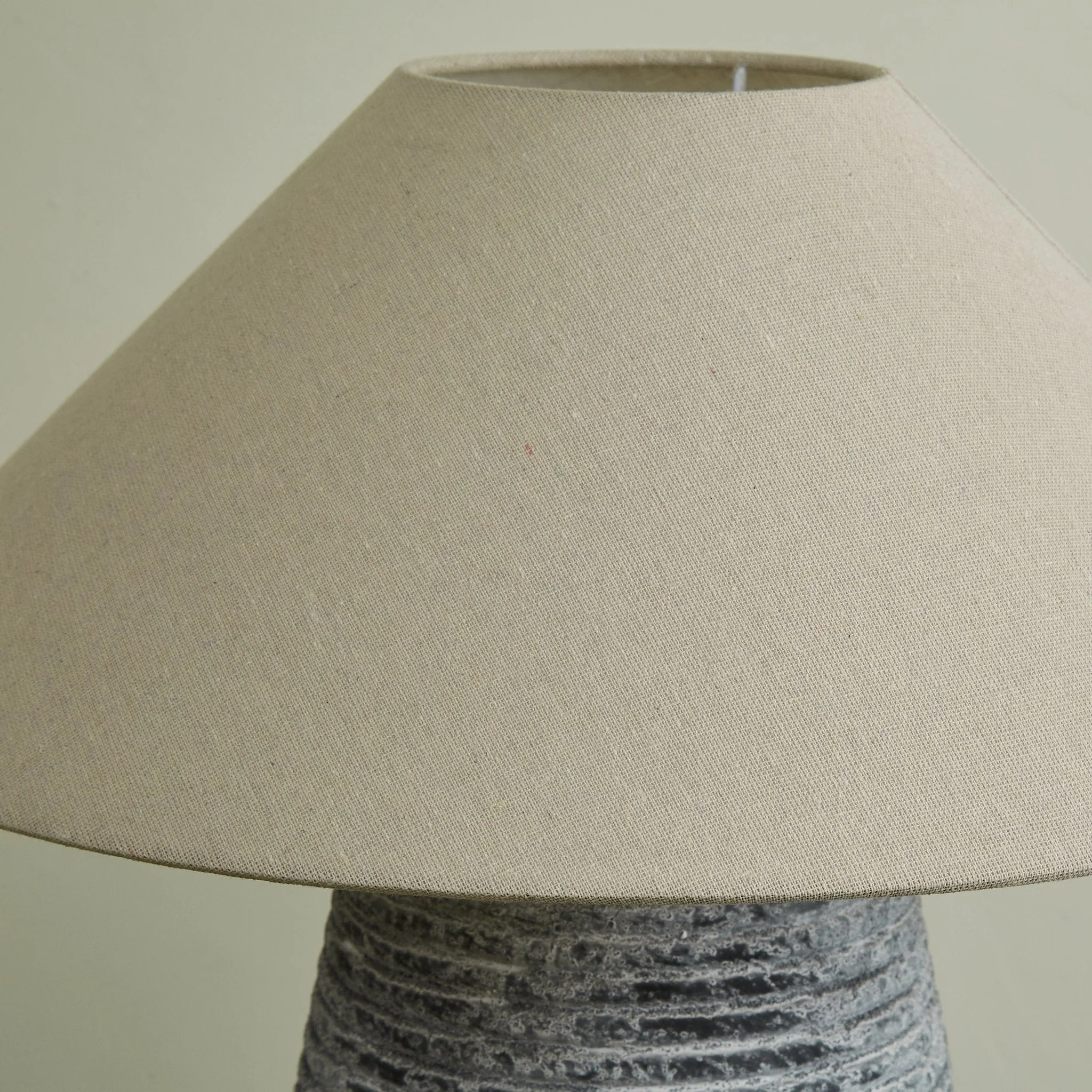 Corvion – Geribbelde Keramische Tafellamp met Zachte Rondingen - Image 16