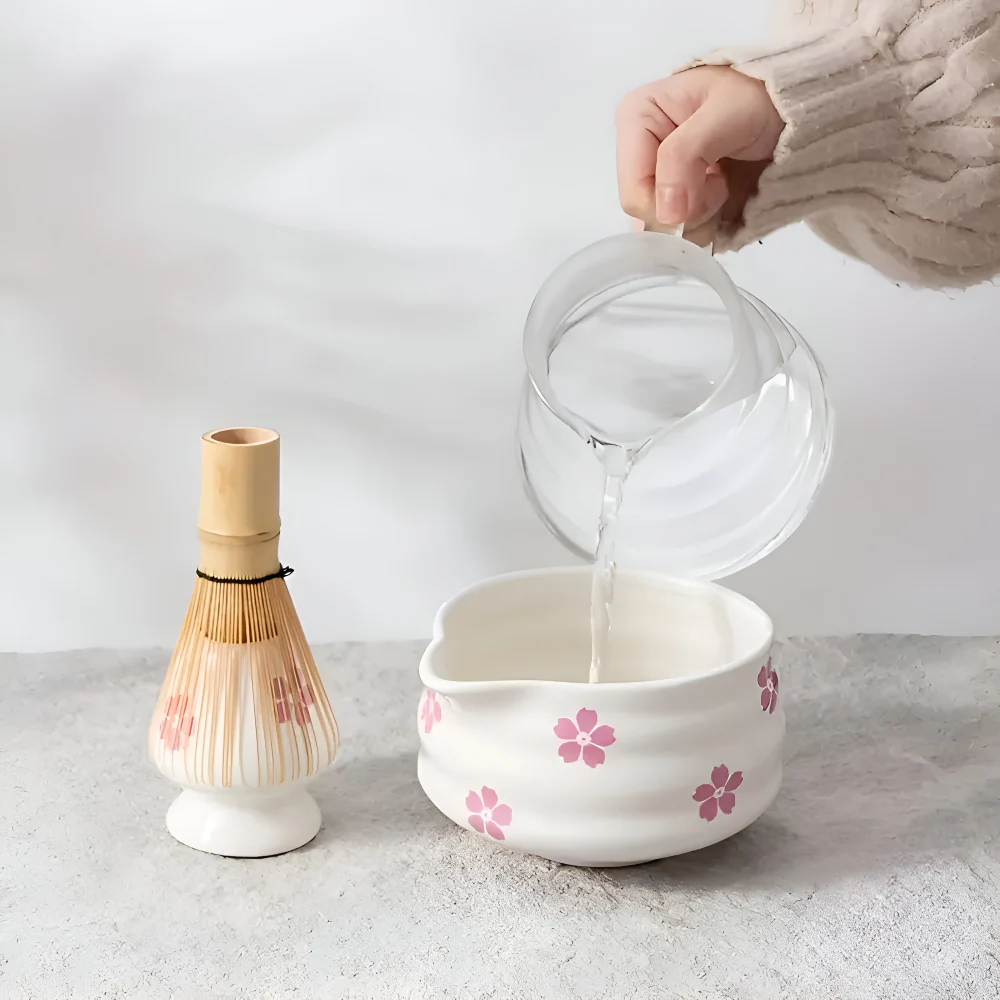 Hanamori – Witte Florale Matcha Set 5 Delig met Schenkkom en Bamboe Klopper - Image 6