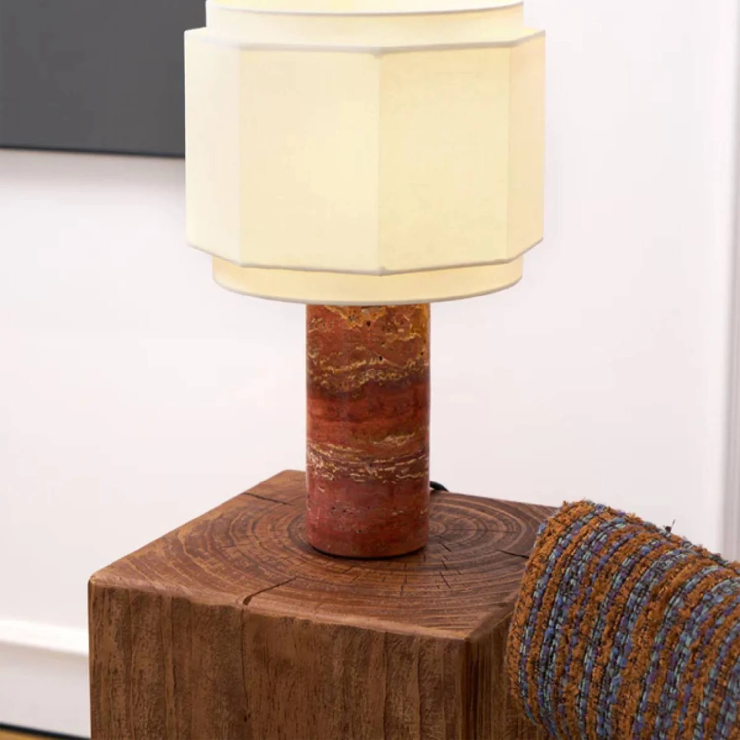 Hexavara – Marmeren Tafellamp met Geometrische Zachte Glans - Image 10