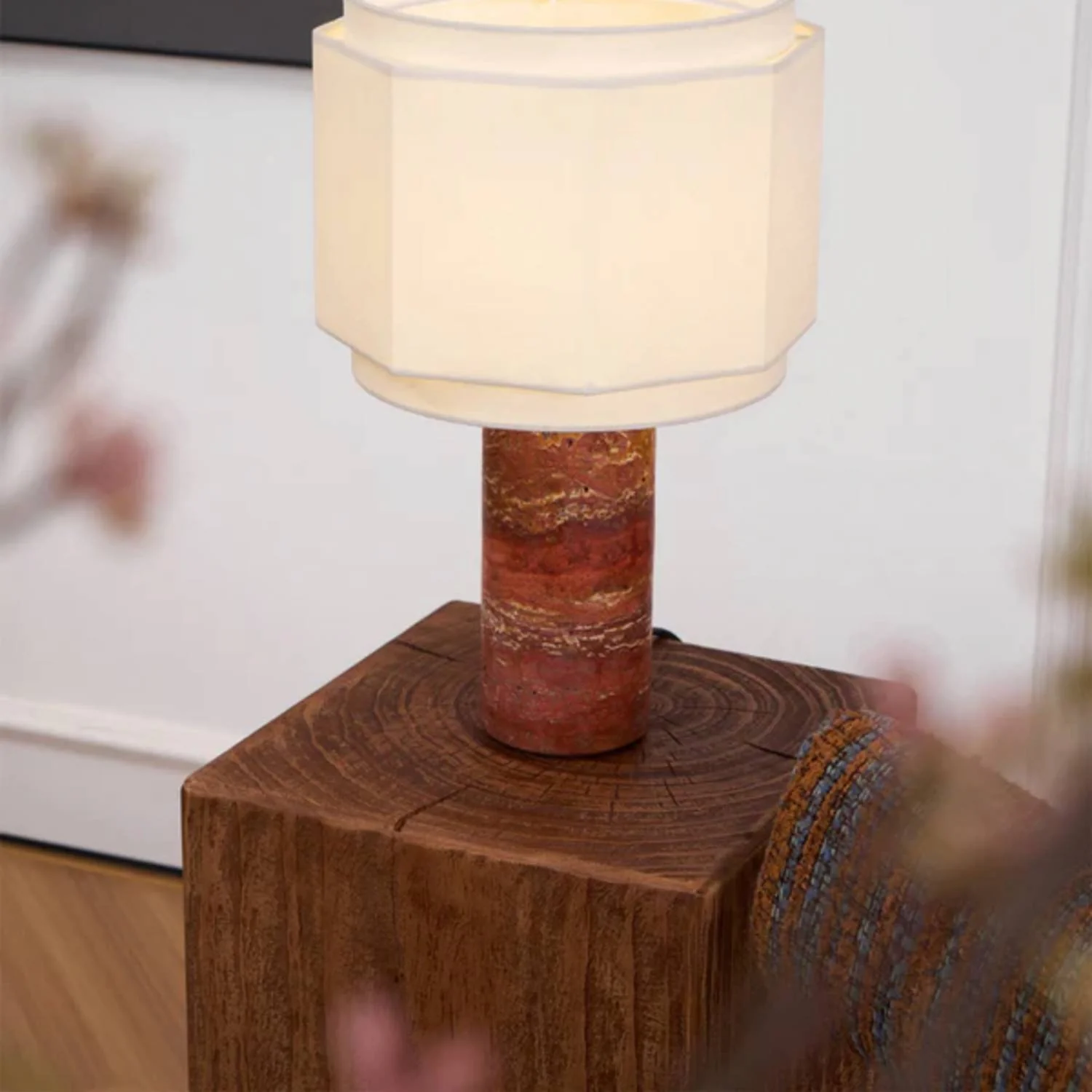 Hexavara – Marmeren Tafellamp met Geometrische Zachte Glans - Image 12
