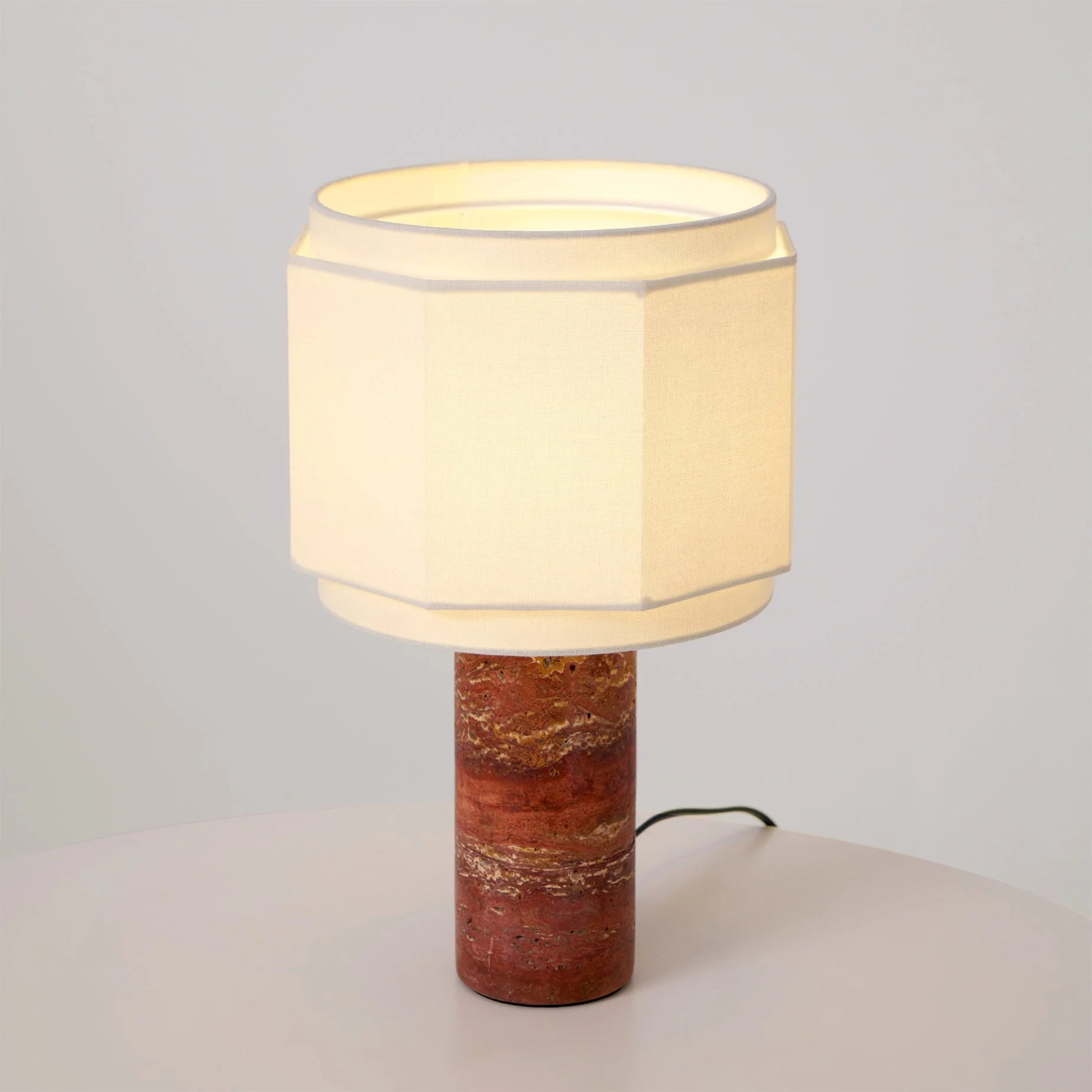 Hexavara – Marmeren Tafellamp met Geometrische Zachte Glans - Image 7
