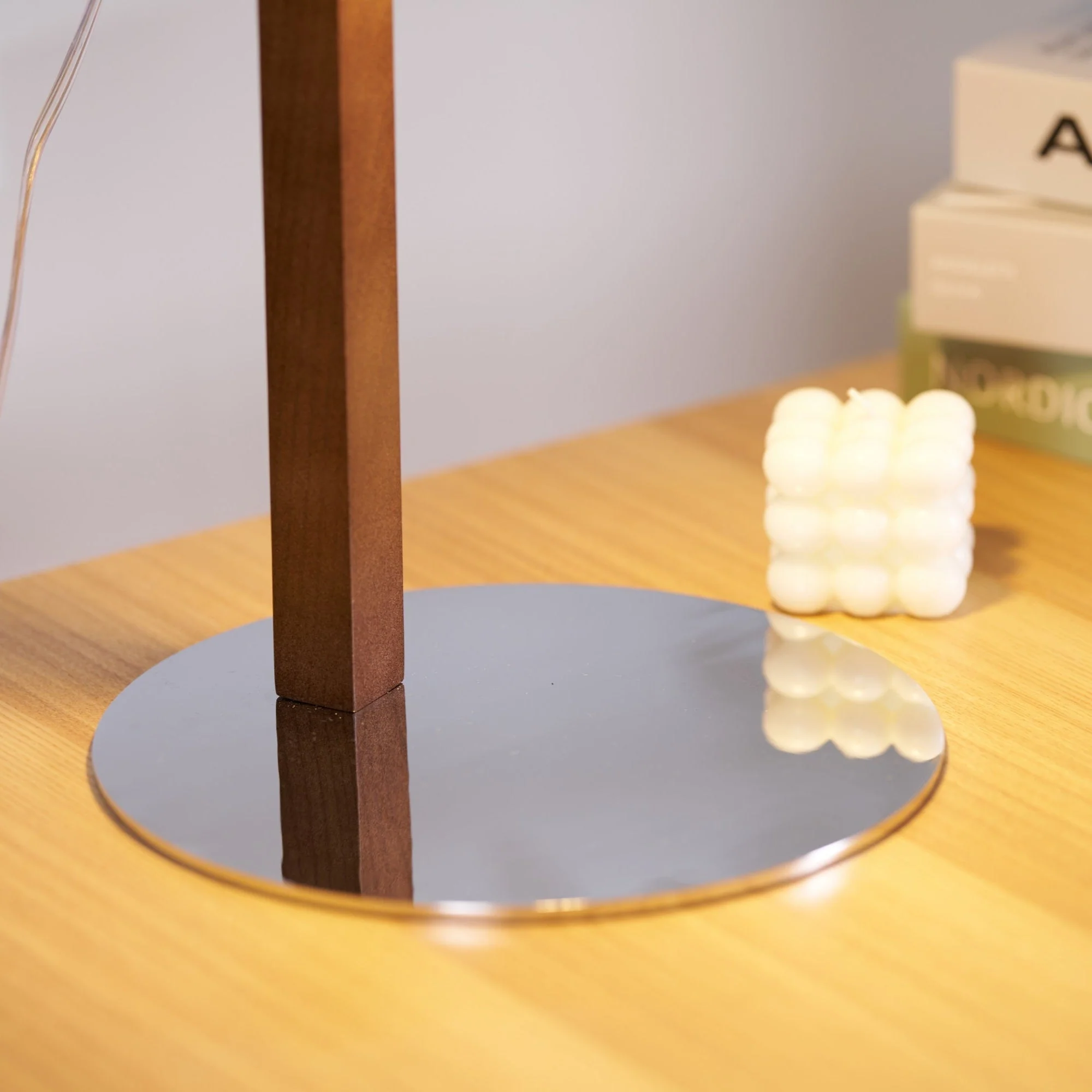 Korvaha – Gekantelde Tafellamp met Modern Minimalistisch Ontwerp - Image 14