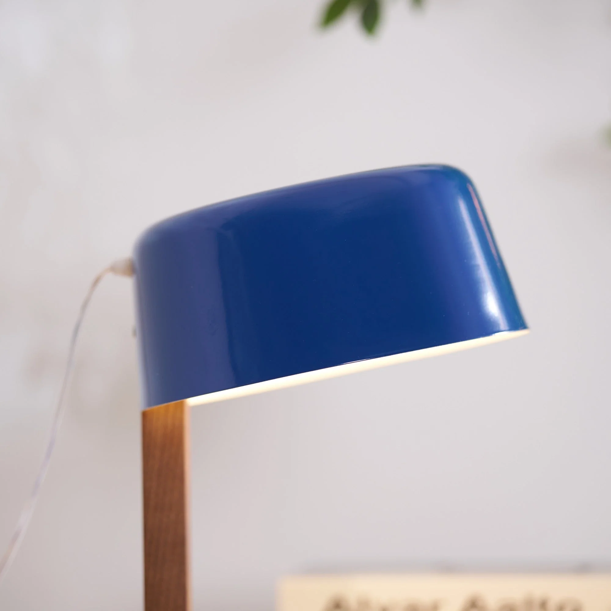 Korvaha – Gekantelde Tafellamp met Modern Minimalistisch Ontwerp - Image 15