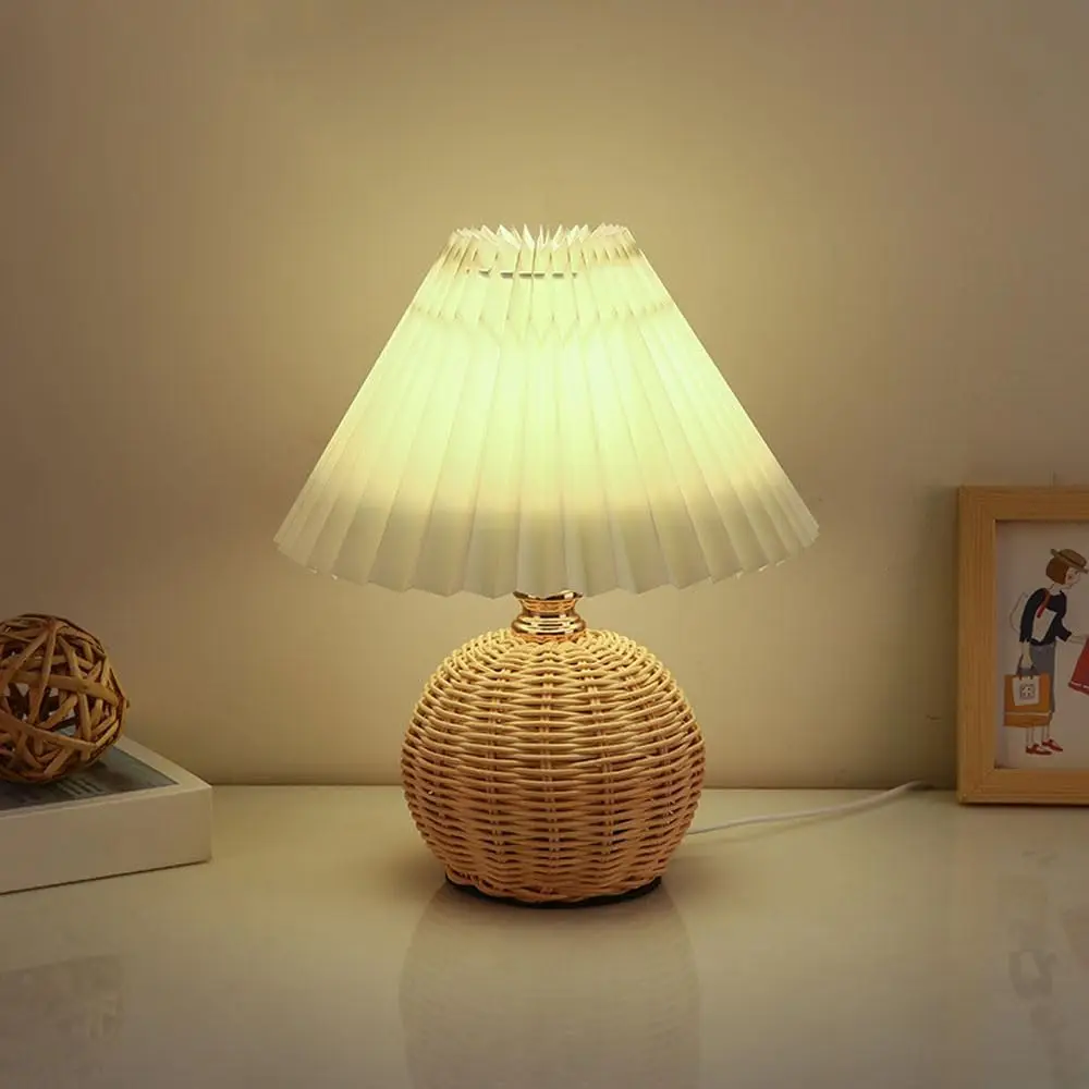 Luzava - Retro Bedlamp met Geplooide Kap en Rotanaccent - Image 3