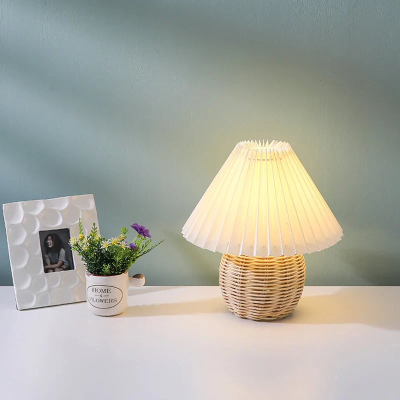 Luzava - Retro Bedlamp met Geplooide Kap en Rotanaccent - Image 5