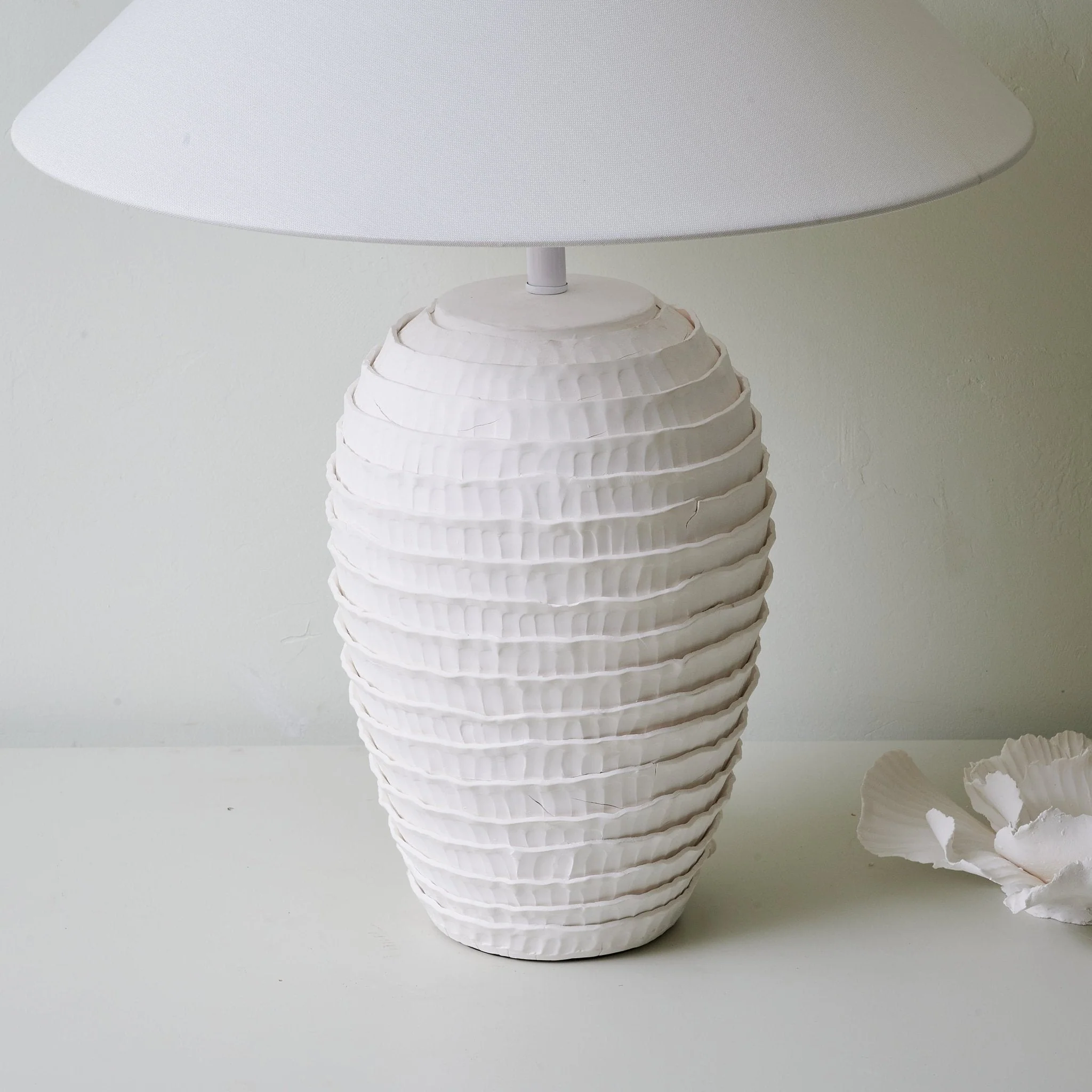 Noverra – Golvende Tafellamp met Sculpturale Vormgeving - Image 10