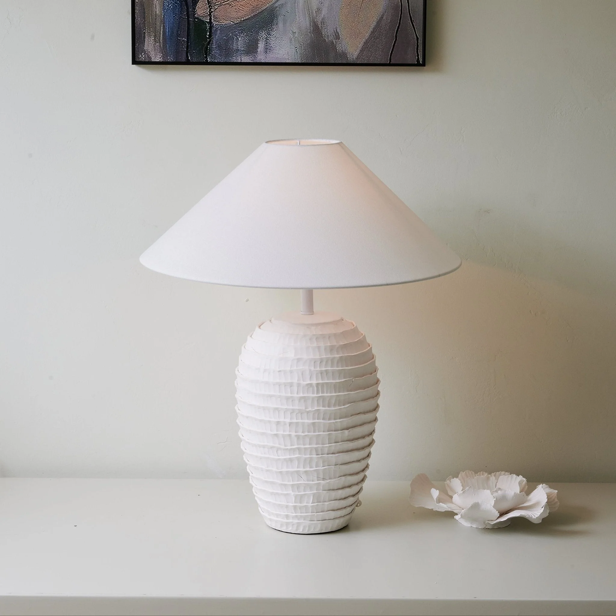 Noverra – Golvende Tafellamp met Sculpturale Vormgeving - Image 4