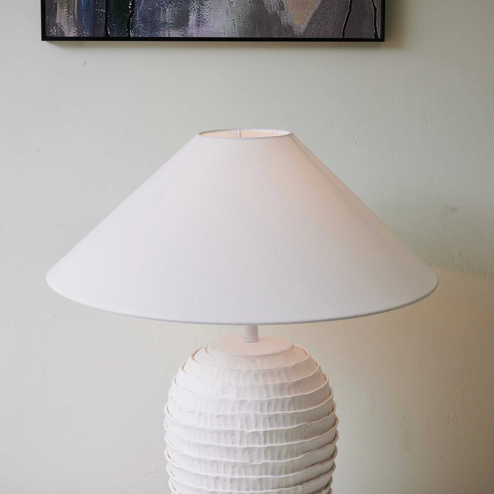 Noverra – Golvende Tafellamp met Sculpturale Vormgeving - Image 8