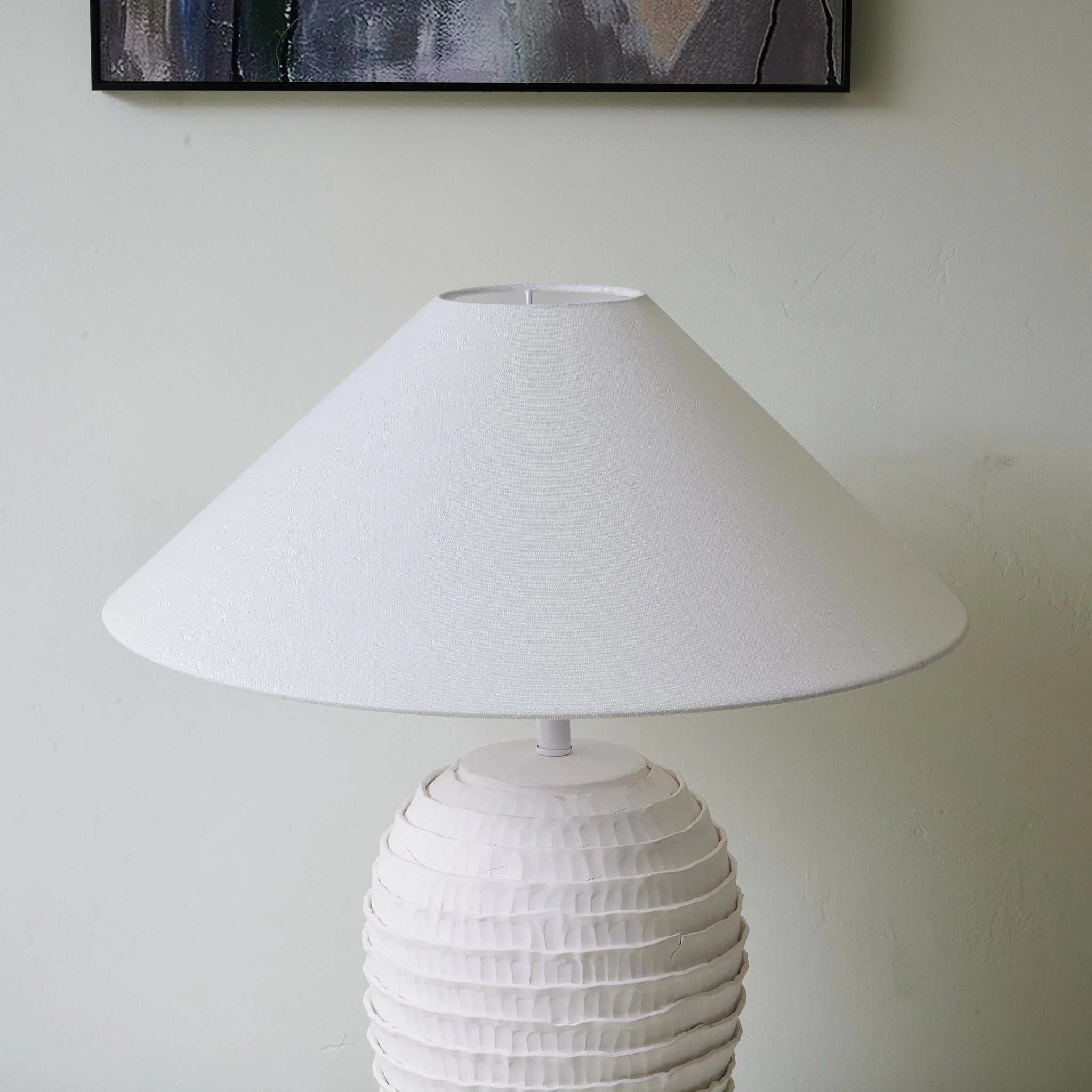 Noverra – Golvende Tafellamp met Sculpturale Vormgeving - Image 9