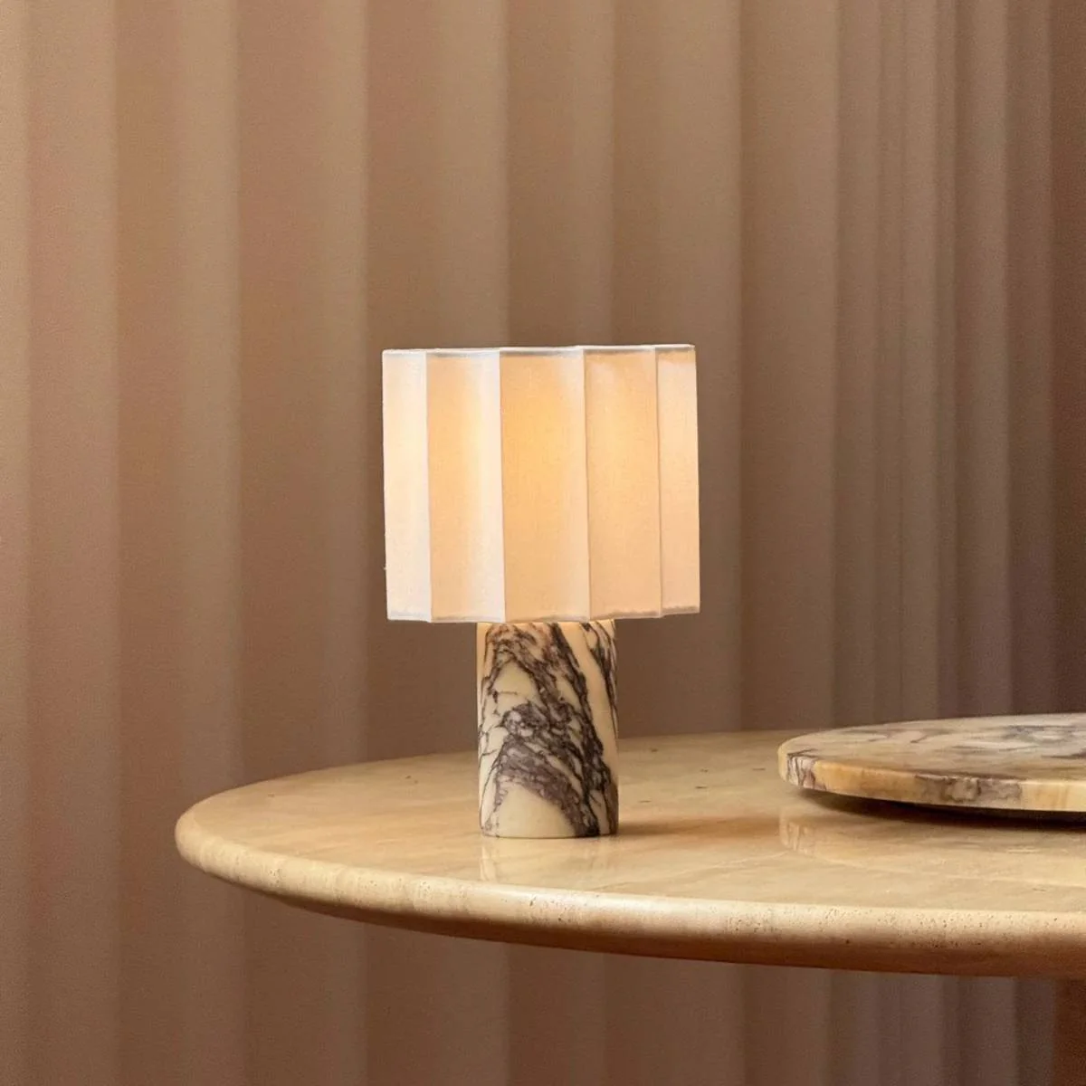 Orvara – Marmeren Tafellamp met Zachte Lichtsluier - Image 15