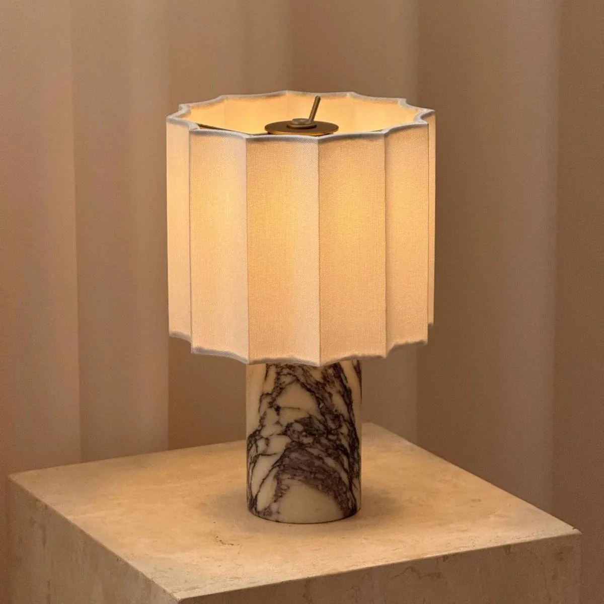 Orvara – Marmeren Tafellamp met Zachte Lichtsluier - Image 16