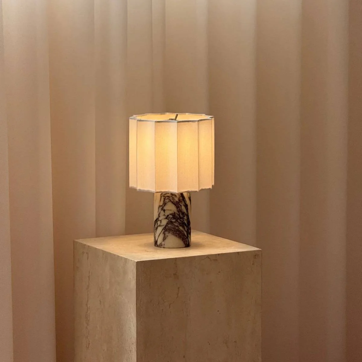 Orvara – Marmeren Tafellamp met Zachte Lichtsluier - Image 17