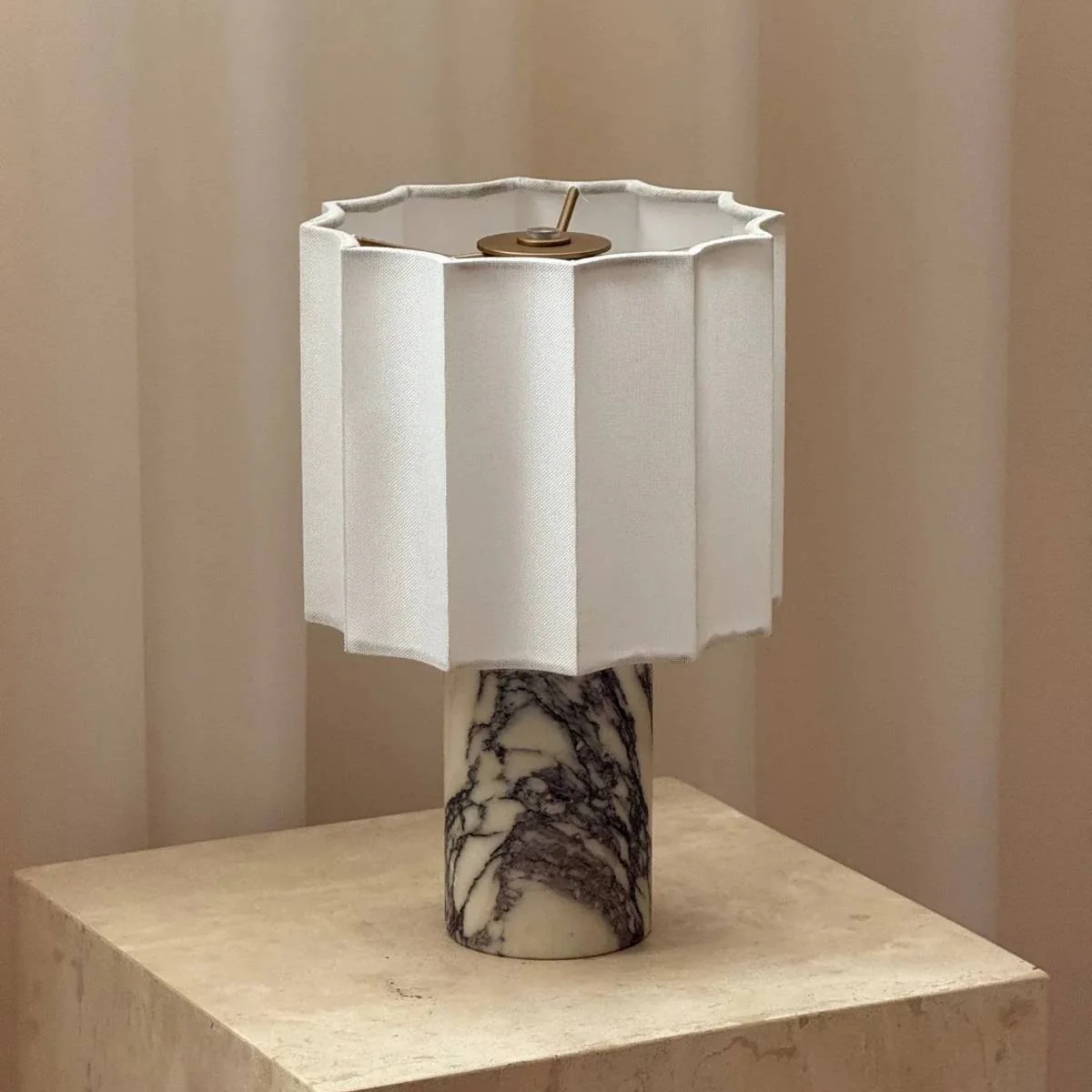 Orvara – Marmeren Tafellamp met Zachte Lichtsluier - Image 19