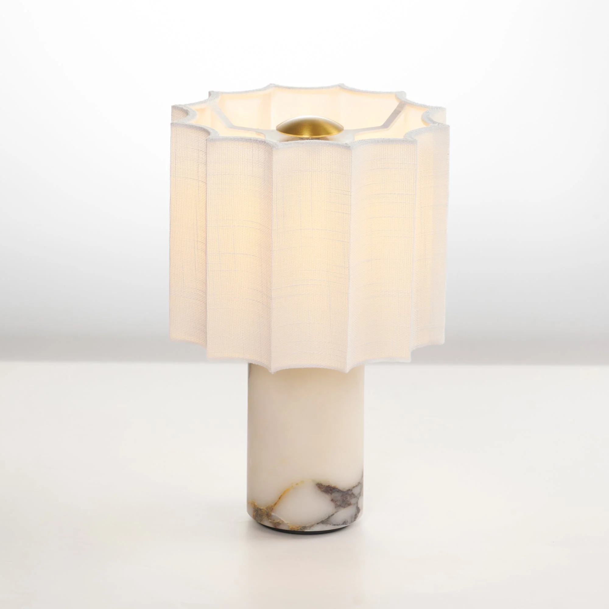 Orvara – Marmeren Tafellamp met Zachte Lichtsluier - Image 24