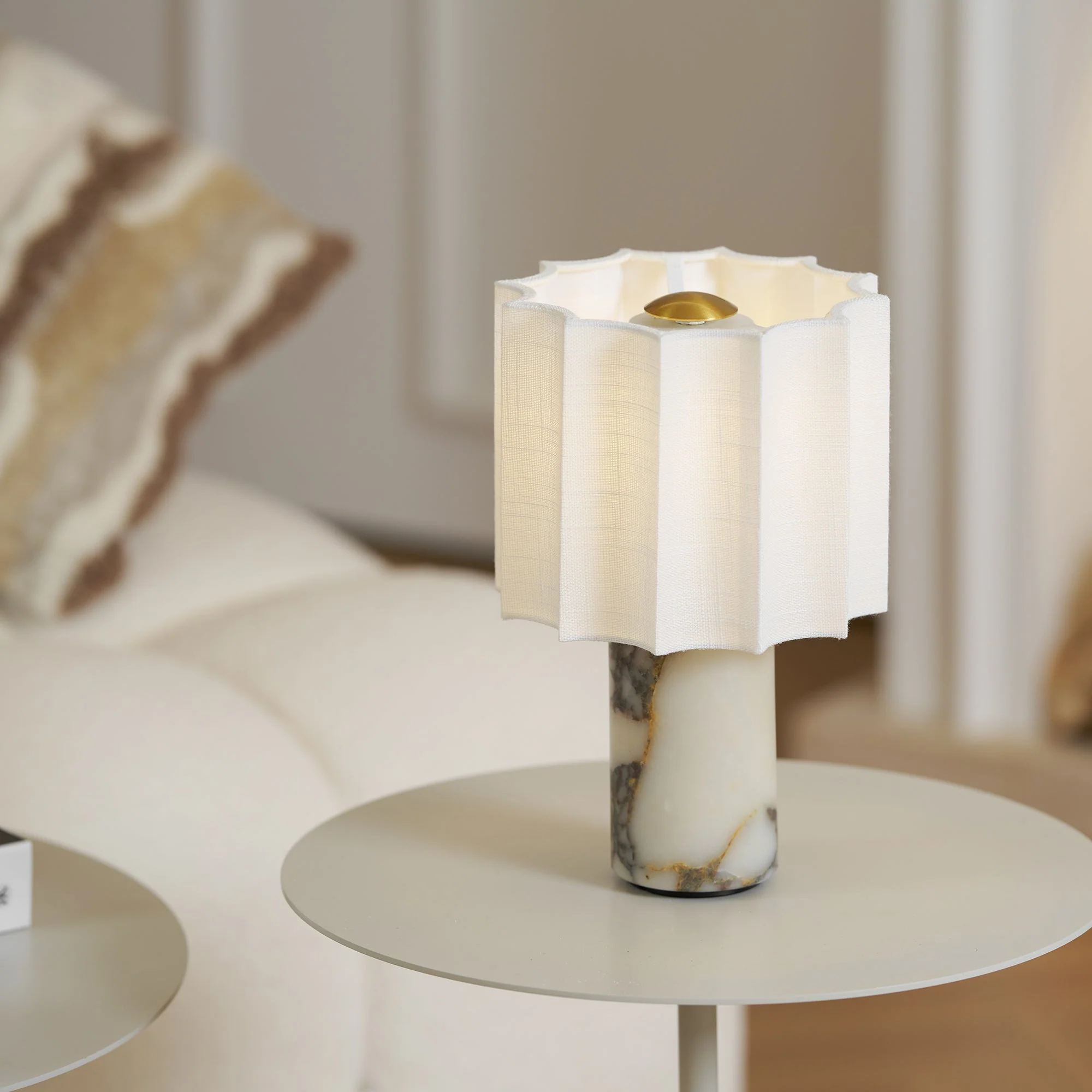 Orvara – Marmeren Tafellamp met Zachte Lichtsluier - Image 4