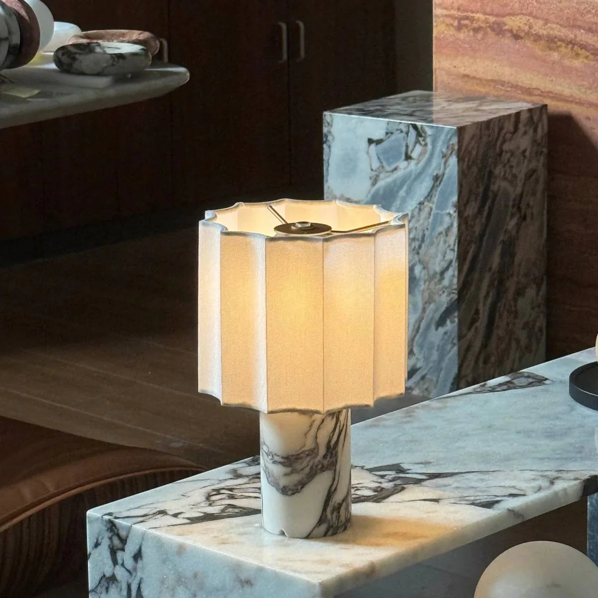 Orvara – Marmeren Tafellamp met Zachte Lichtsluier - Image 7