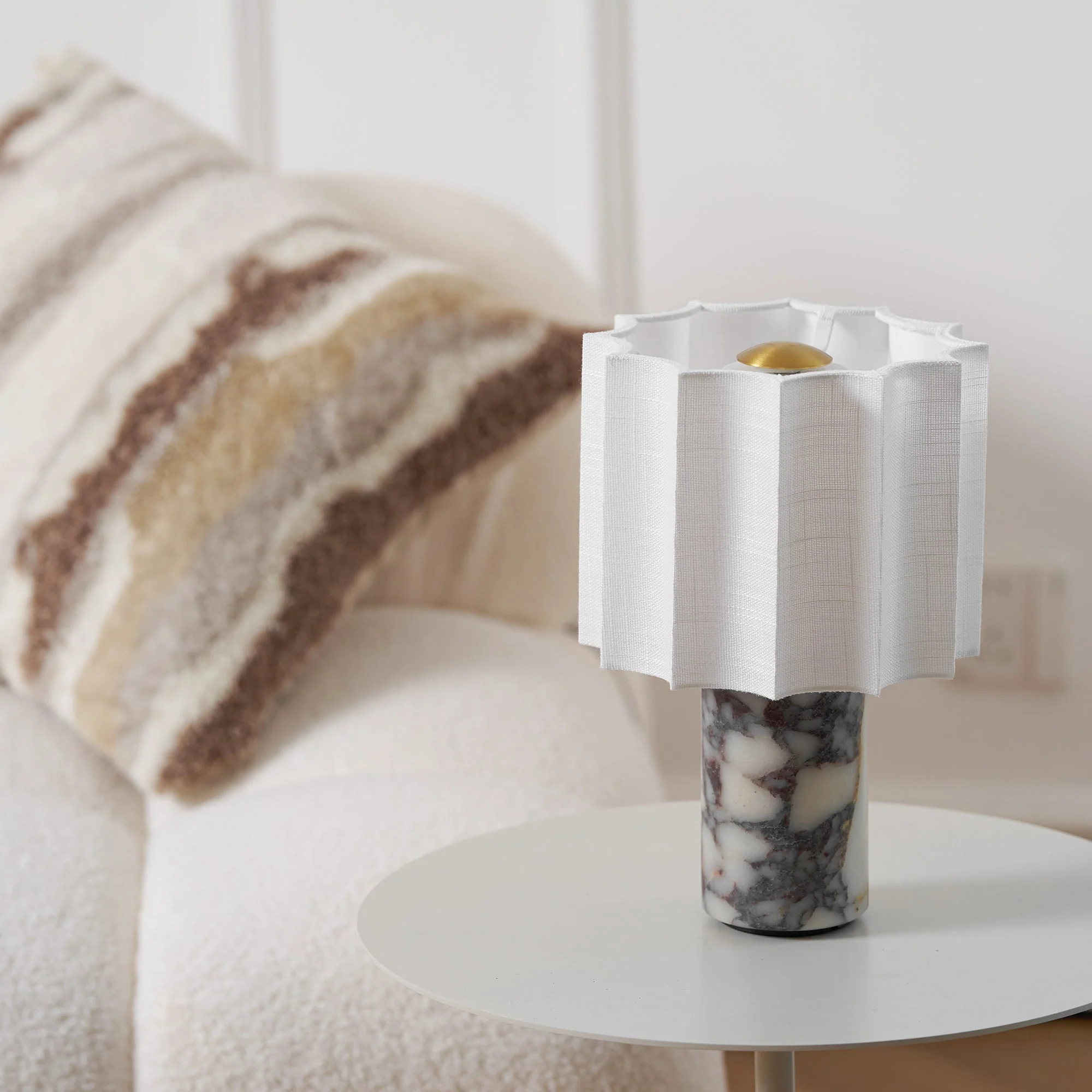 Orvara – Marmeren Tafellamp met Zachte Lichtsluier - Image 9