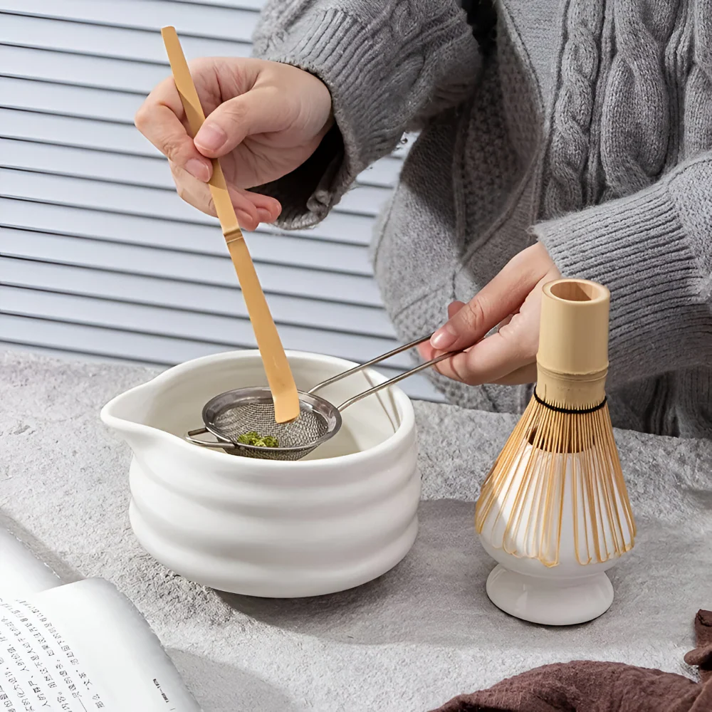 Shioren – Witte Matcha Theeset 5 Delig met Keramische Kom 460ml en Bamboe Klopper - Image 4