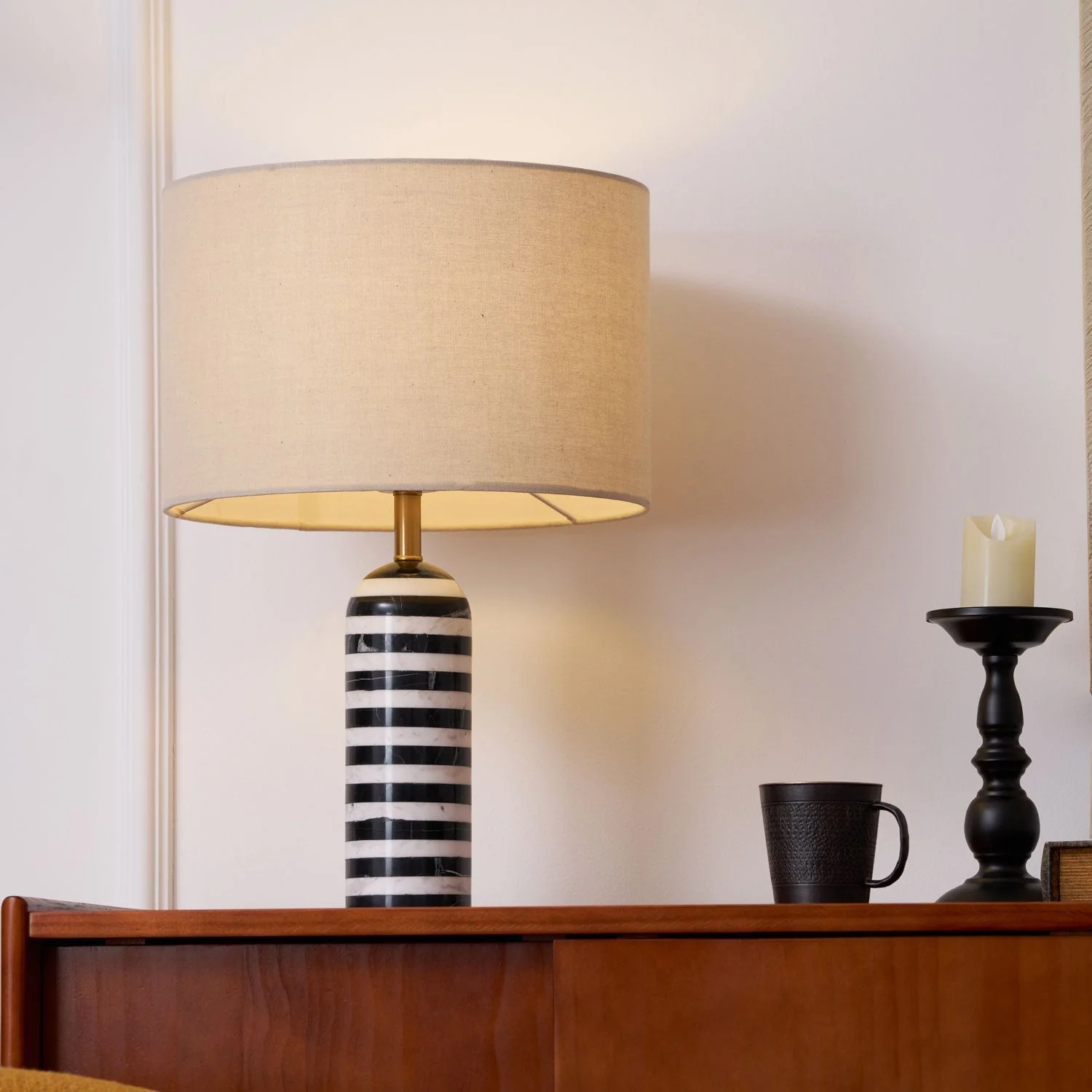 Sivelor – Marmeren Tafellamp met Zwart-Wit Contrast - Image 11