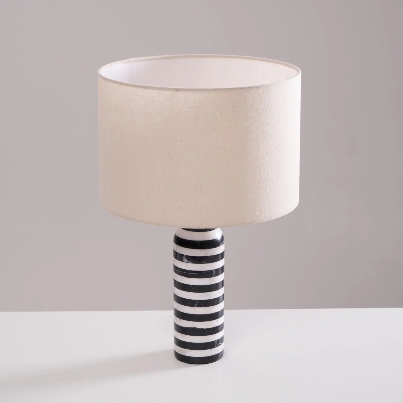 Sivelor – Marmeren Tafellamp met Zwart-Wit Contrast - Image 25