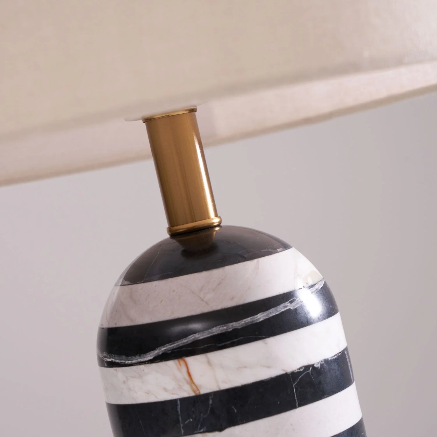 Sivelor – Marmeren Tafellamp met Zwart-Wit Contrast - Image 26
