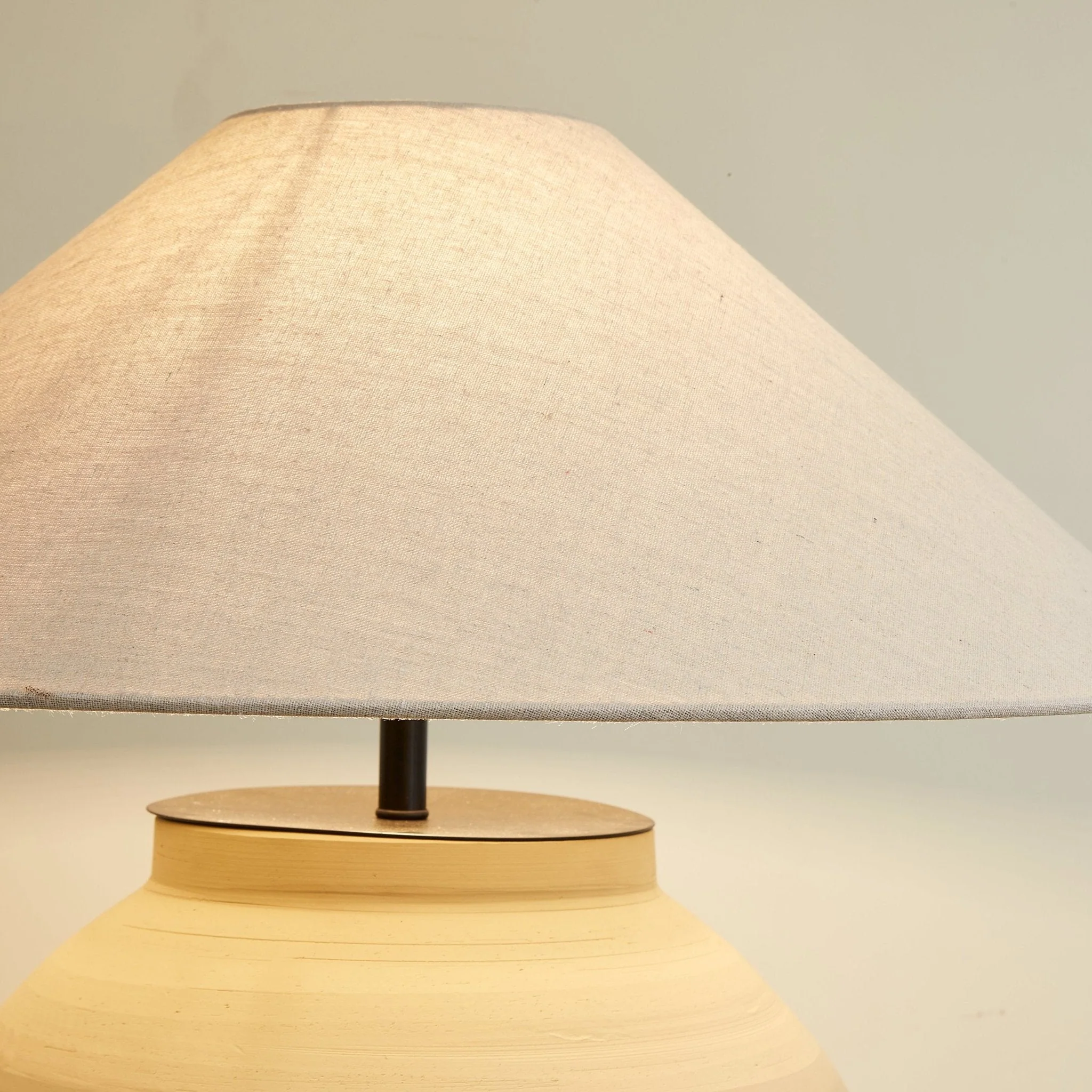 Thamdor – Vintage Tafellamp met Klassiek Silhouet en Warme Glans - Image 10