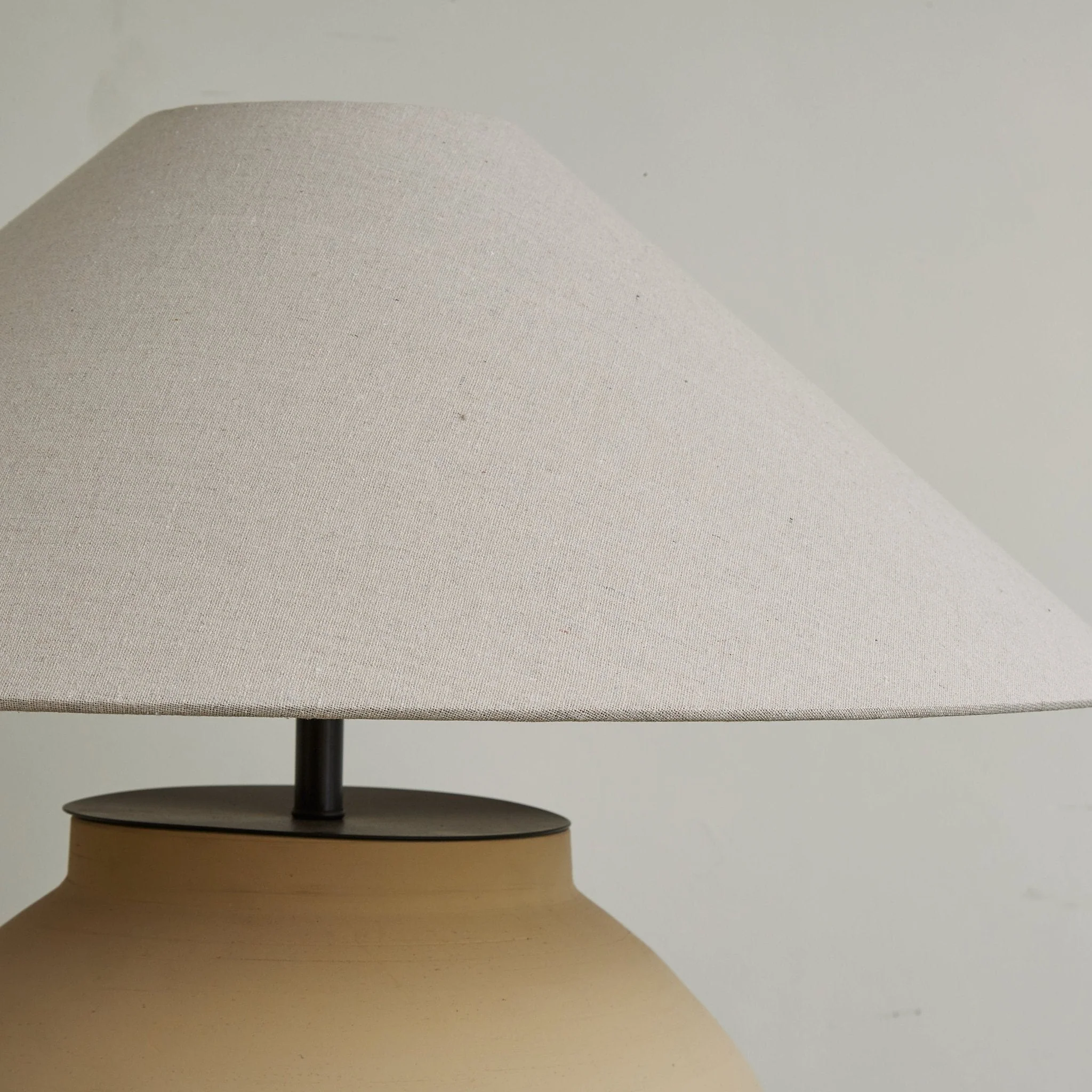 Thamdor – Vintage Tafellamp met Klassiek Silhouet en Warme Glans - Image 11