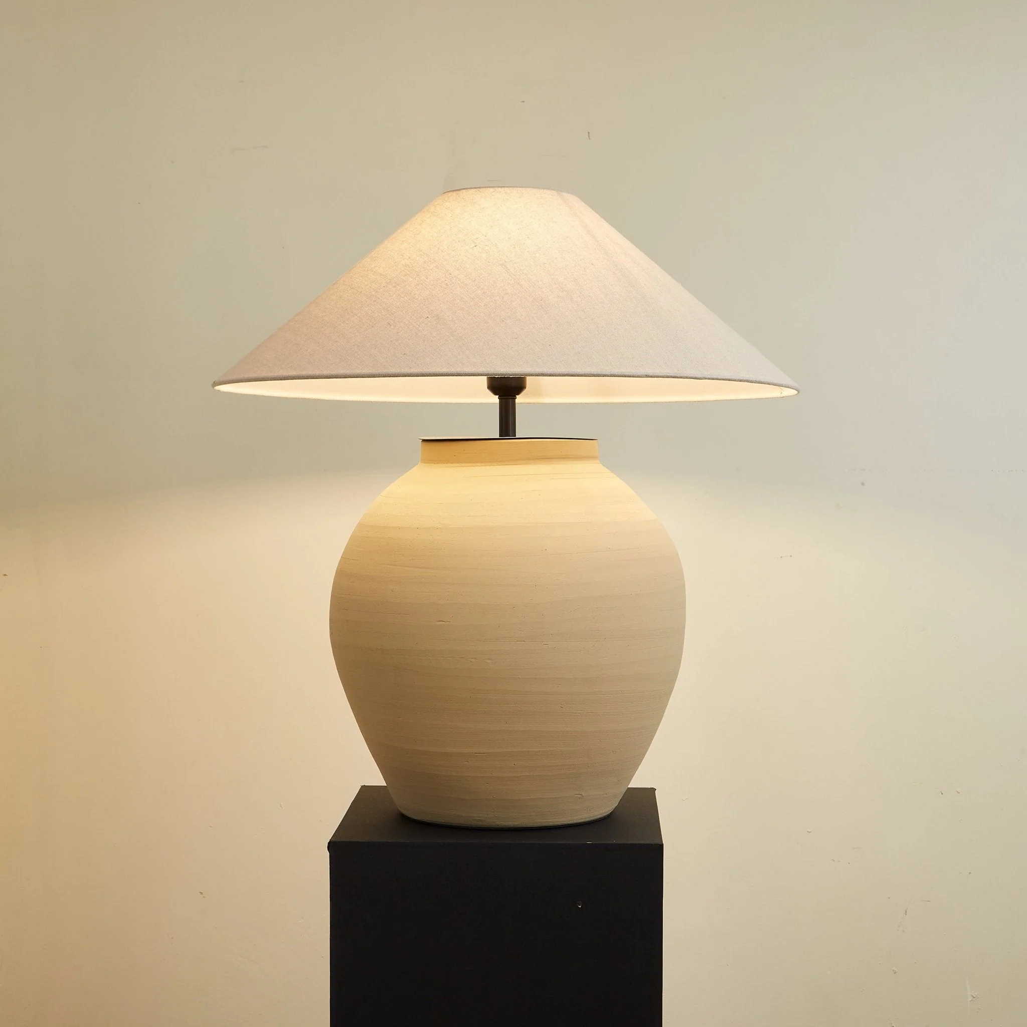 Thamdor – Vintage Tafellamp met Klassiek Silhouet en Warme Glans - Image 4