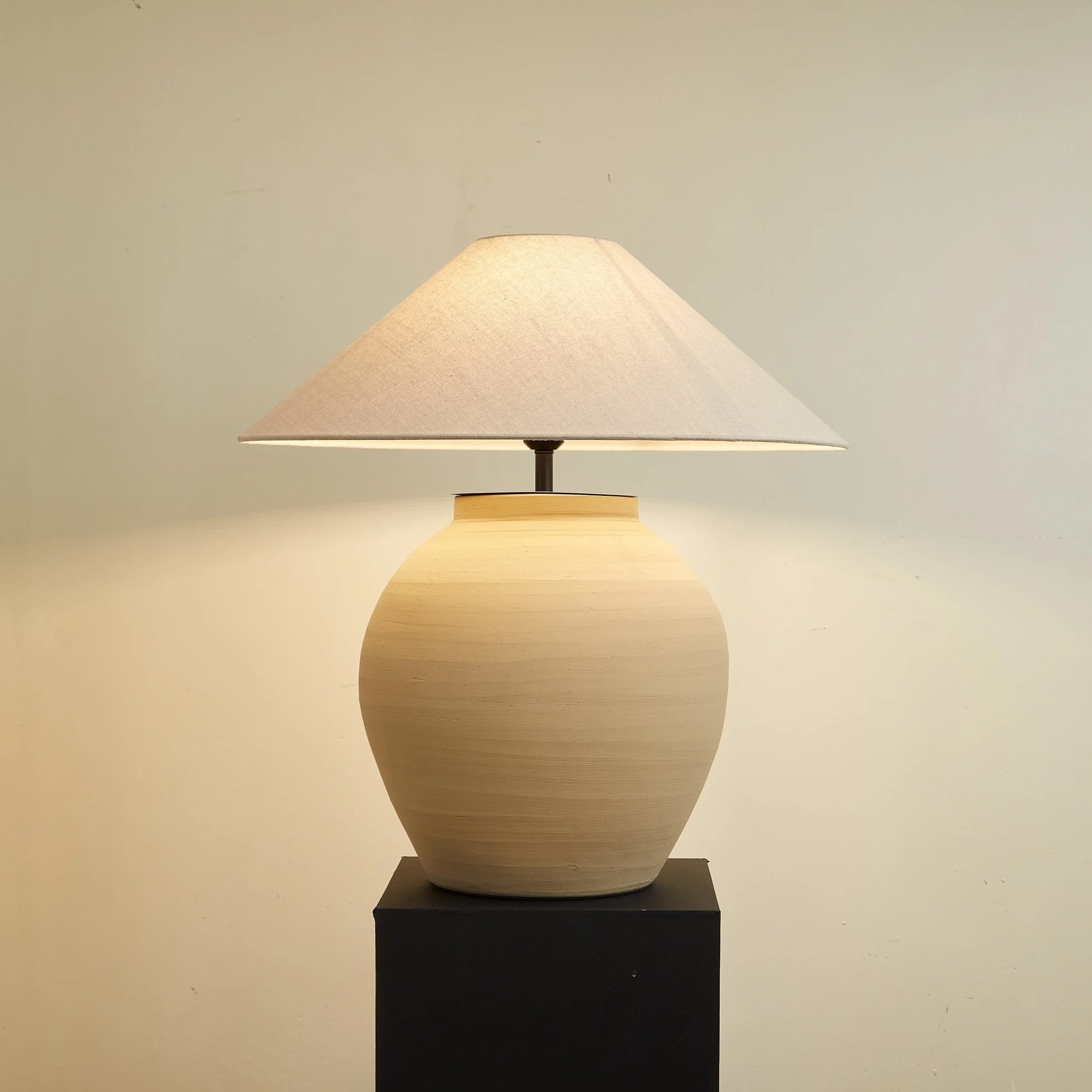 Thamdor – Vintage Tafellamp met Klassiek Silhouet en Warme Glans - Image 5
