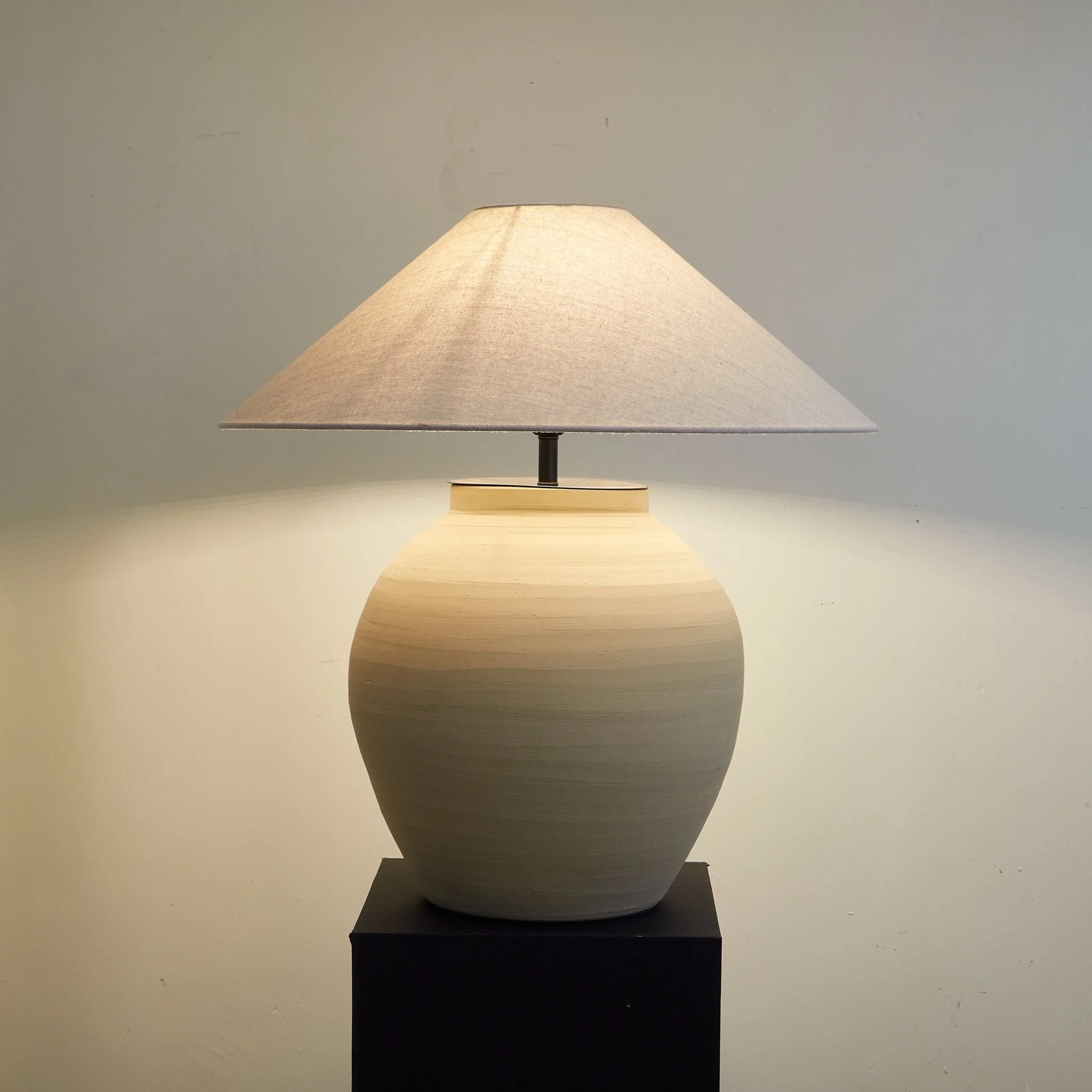 Thamdor – Vintage Tafellamp met Klassiek Silhouet en Warme Glans - Image 6