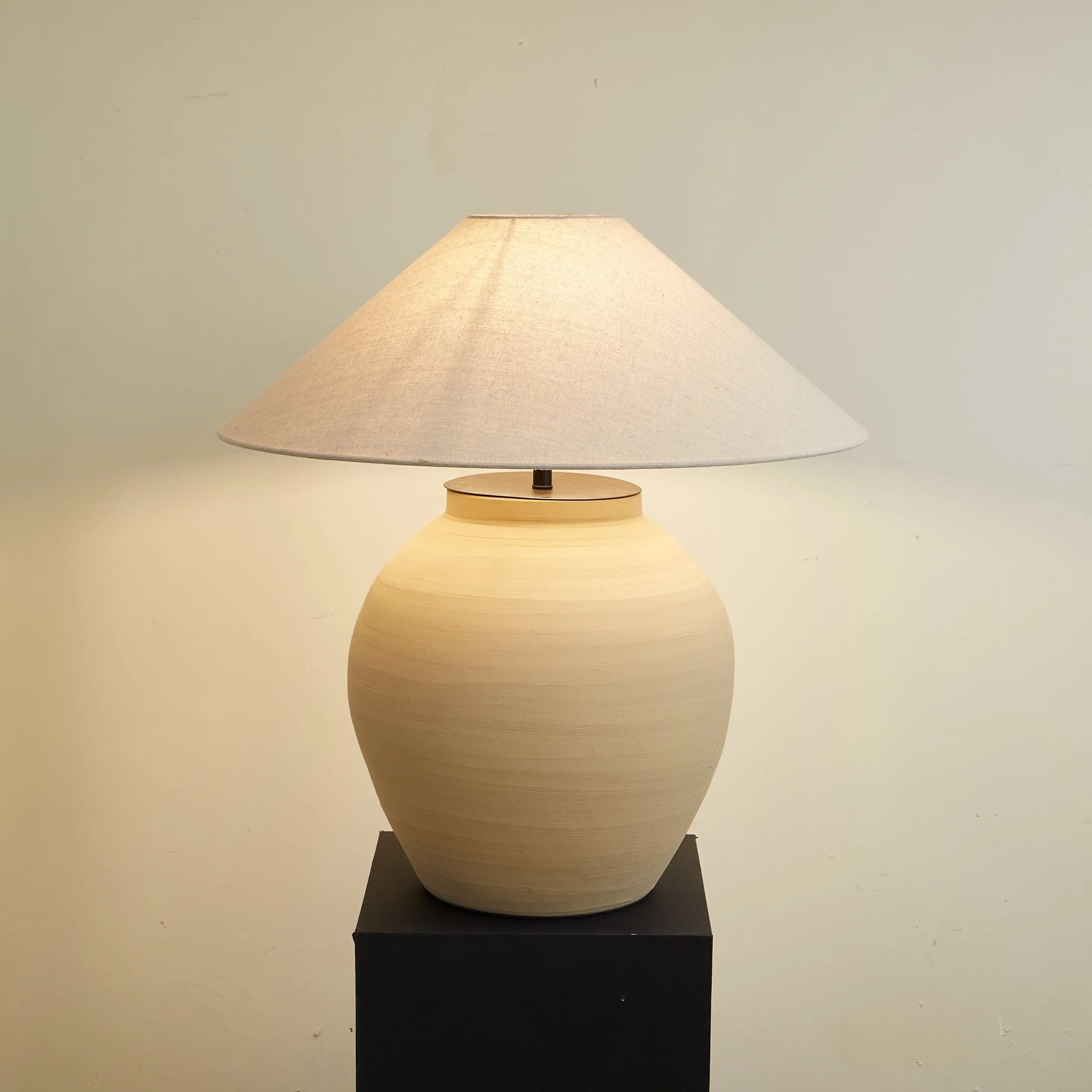 Thamdor – Vintage Tafellamp met Klassiek Silhouet en Warme Glans - Image 7