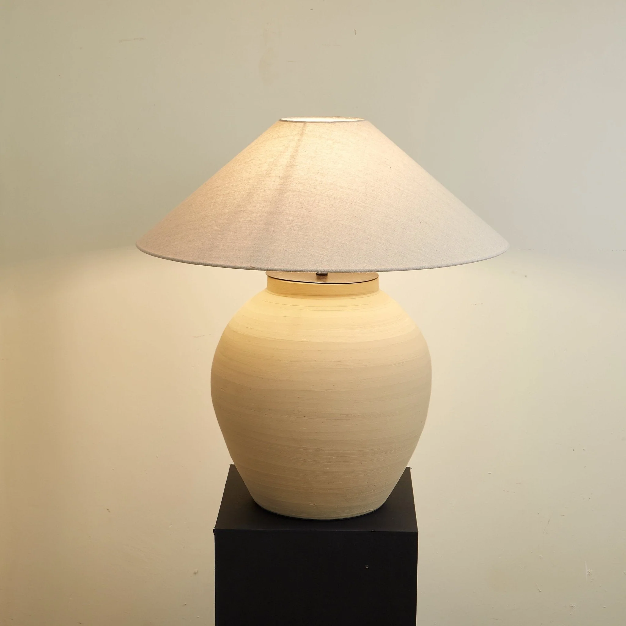 Thamdor – Vintage Tafellamp met Klassiek Silhouet en Warme Glans - Image 8