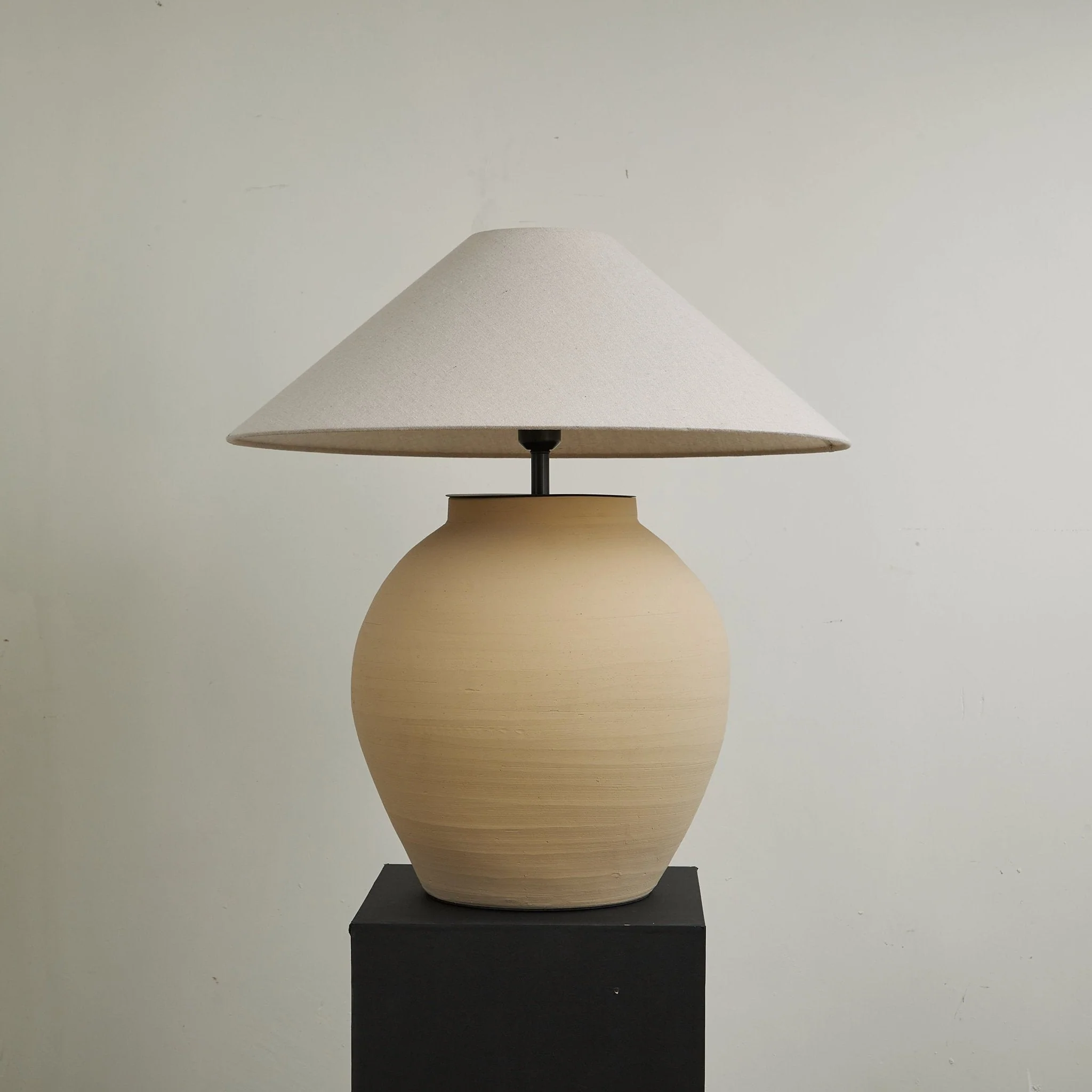Thamdor – Vintage Tafellamp met Klassiek Silhouet en Warme Glans - Image 9
