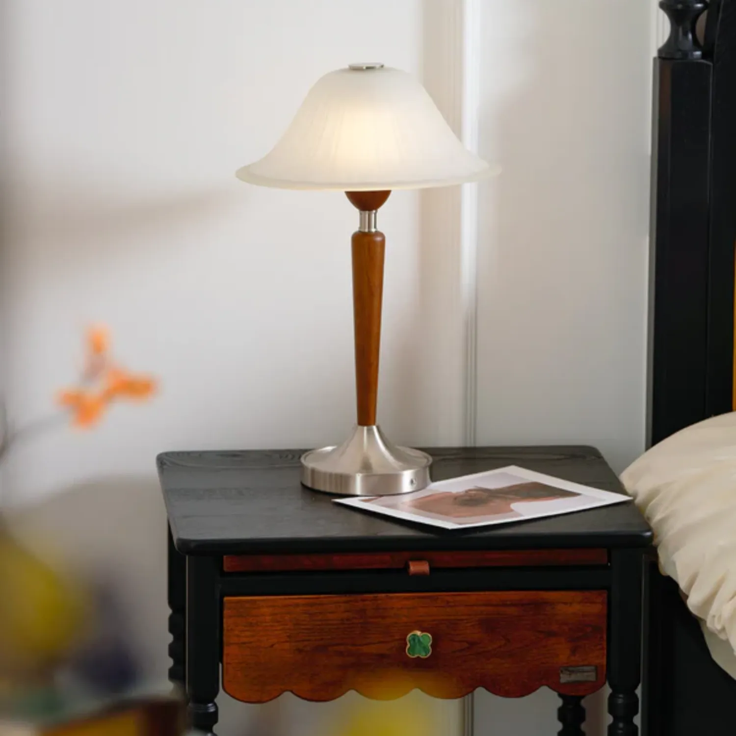 Thamior – Vintage Tafellamp met Klassiek Silhouet en Warme Glans - Image 12