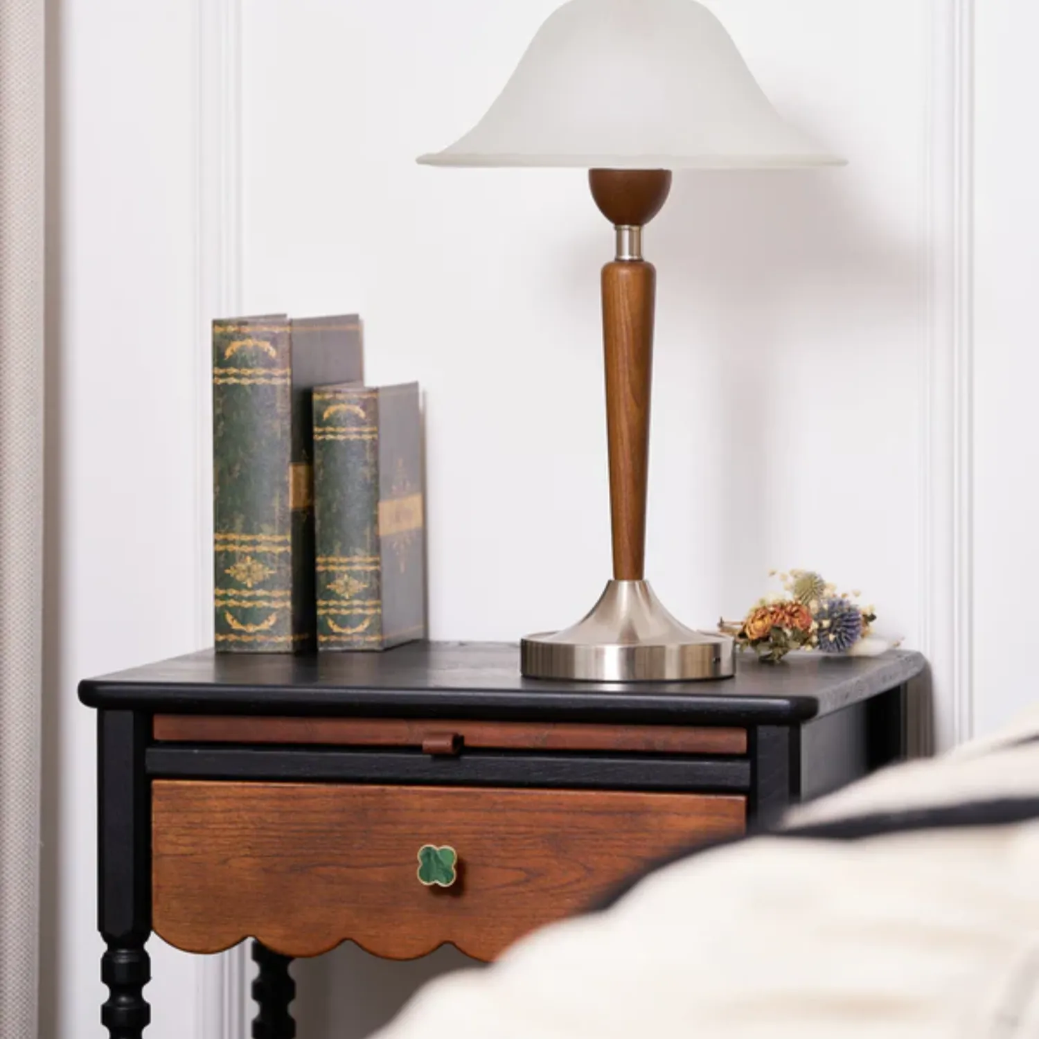 Thamior – Vintage Tafellamp met Klassiek Silhouet en Warme Glans - Image 13