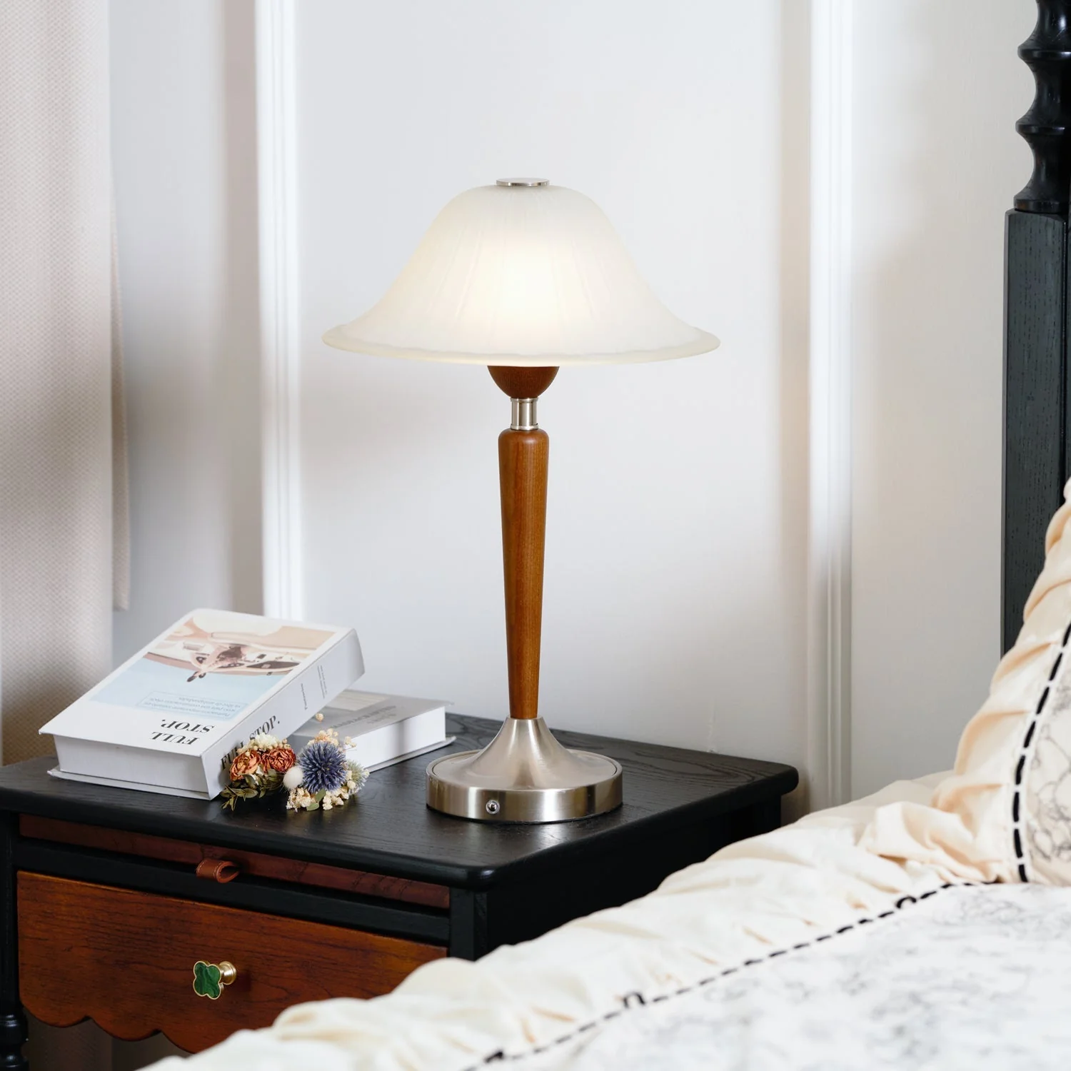 Thamior – Vintage Tafellamp met Klassiek Silhouet en Warme Glans - Image 15