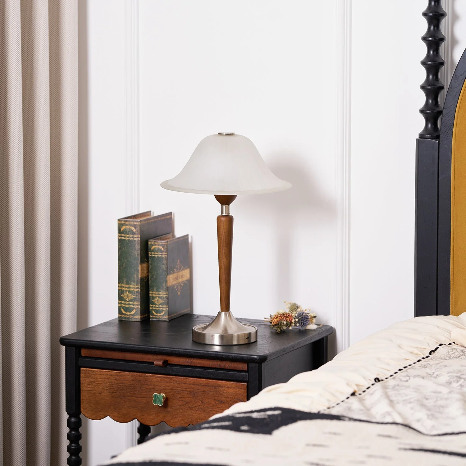 Thamior – Vintage Tafellamp met Klassiek Silhouet en Warme Glans - Image 16