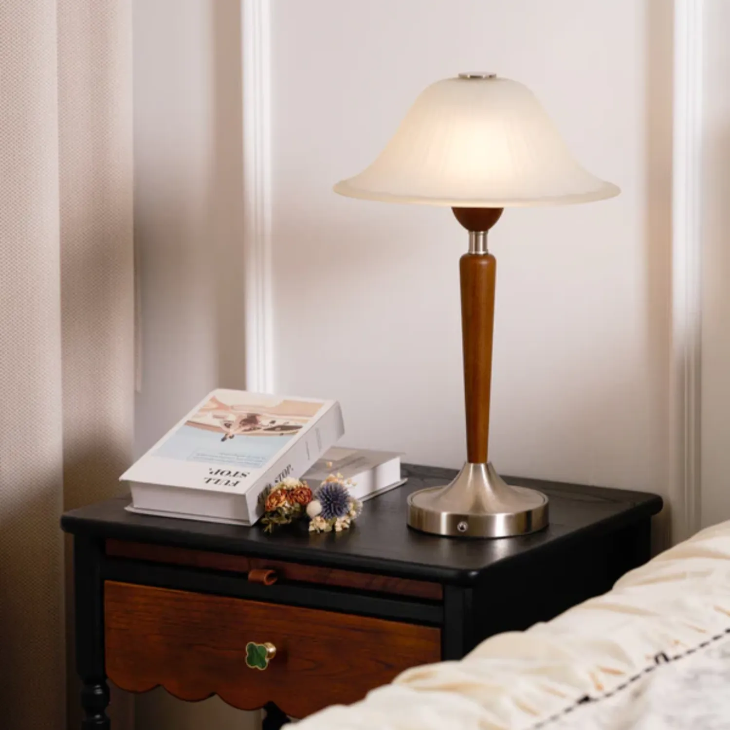 Thamior – Vintage Tafellamp met Klassiek Silhouet en Warme Glans - Image 17