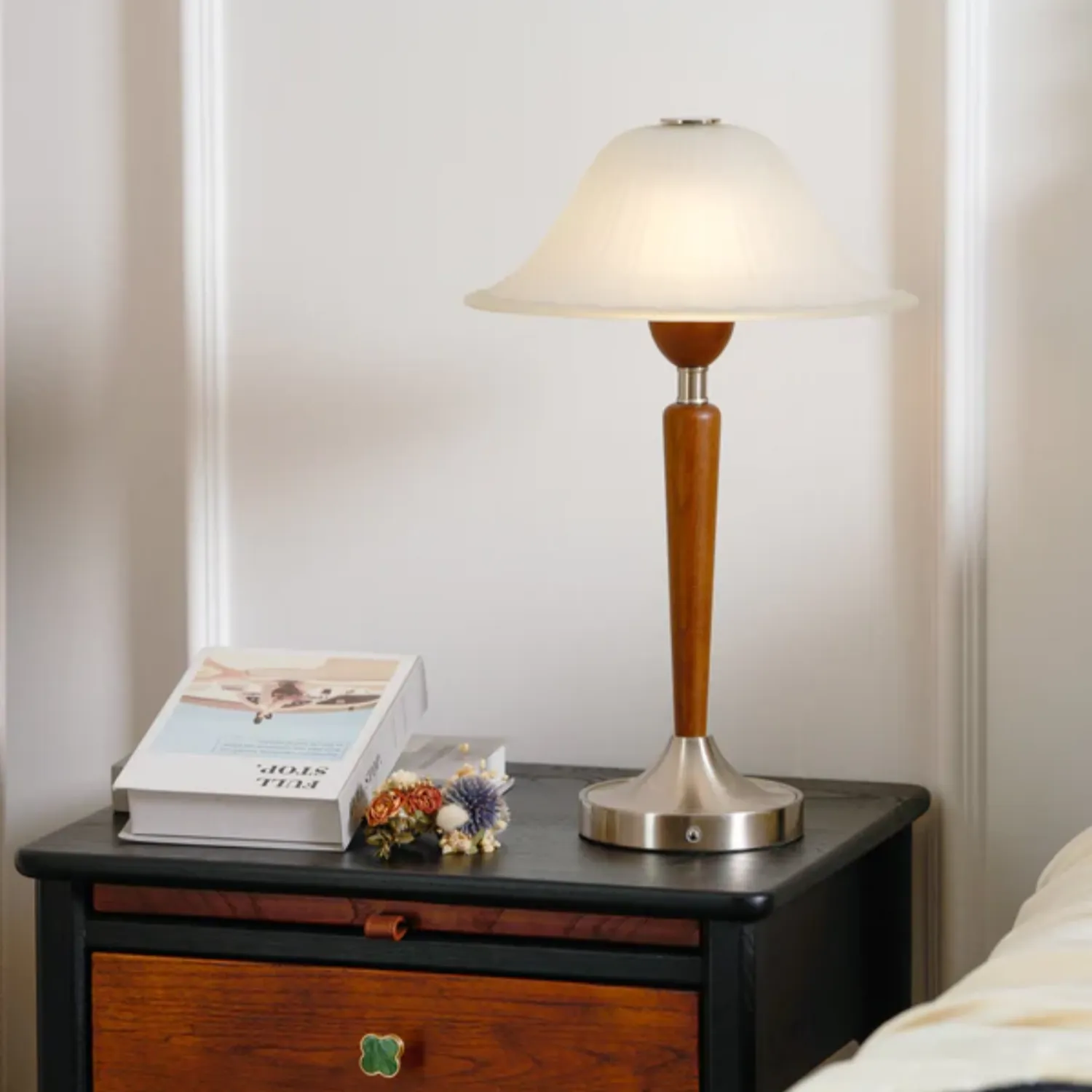 Thamior – Vintage Tafellamp met Klassiek Silhouet en Warme Glans - Image 18