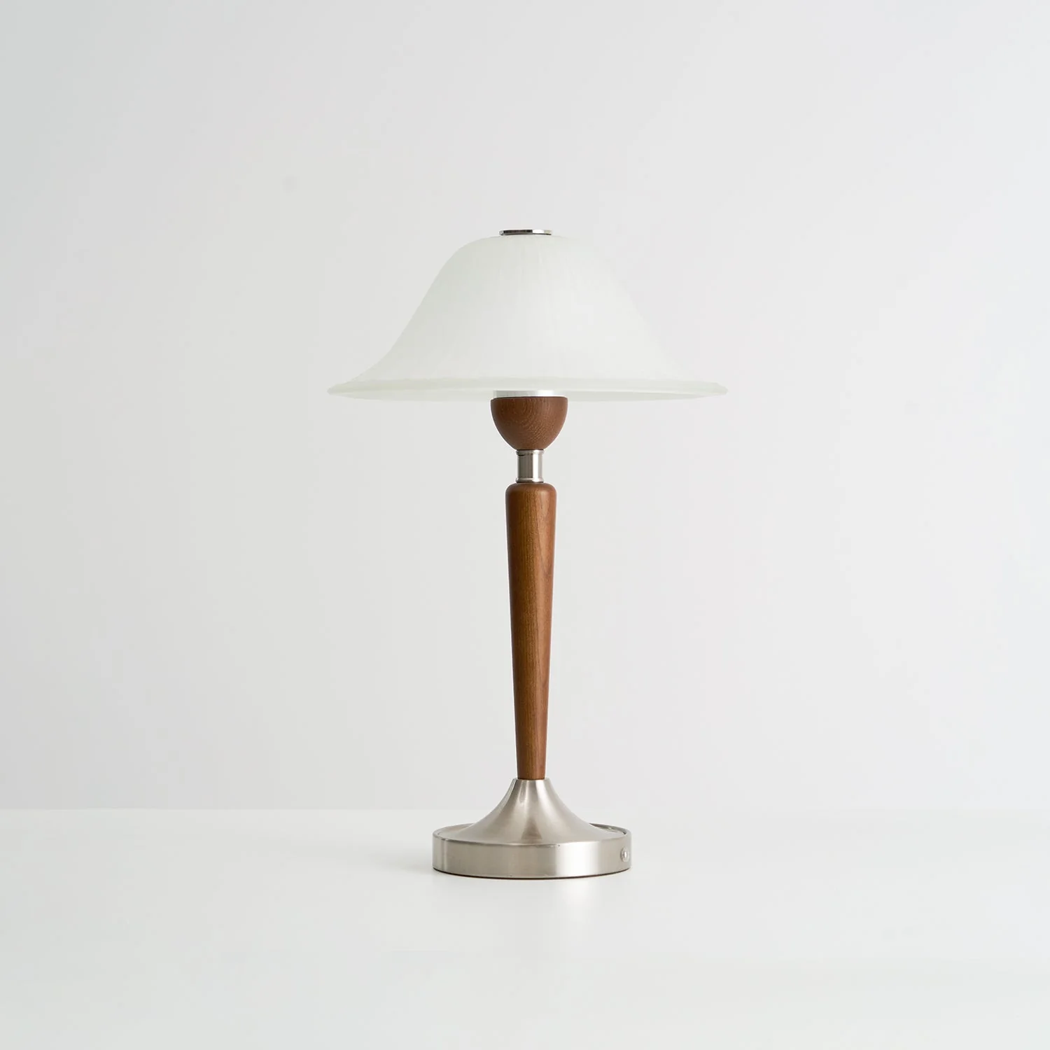 Thamior – Vintage Tafellamp met Klassiek Silhouet en Warme Glans - Image 2