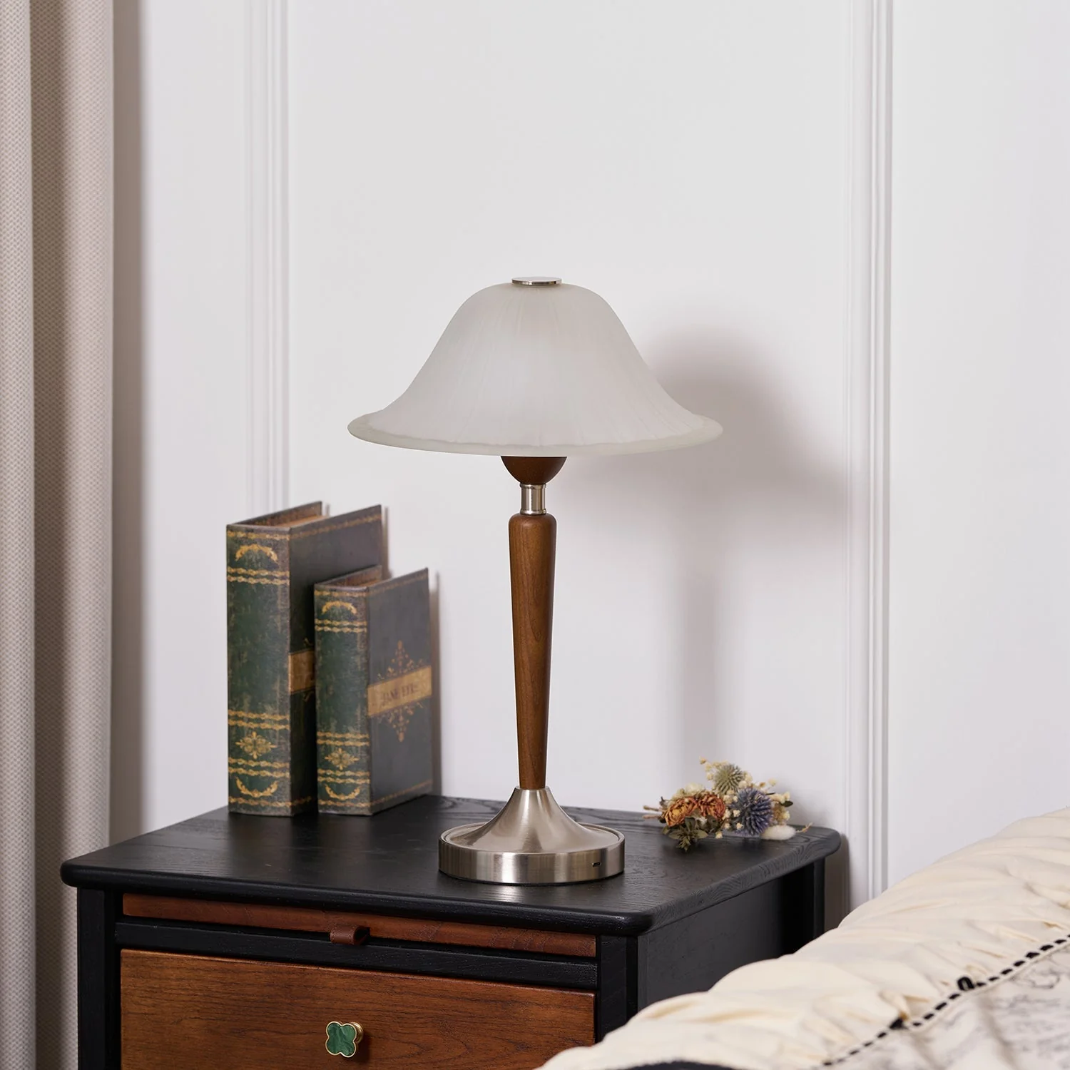 Thamior – Vintage Tafellamp met Klassiek Silhouet en Warme Glans - Image 20