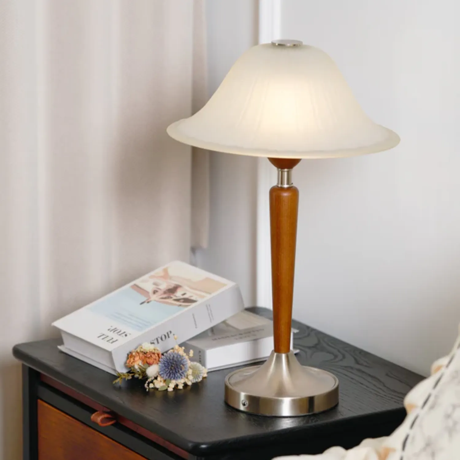 Thamior – Vintage Tafellamp met Klassiek Silhouet en Warme Glans - Image 22