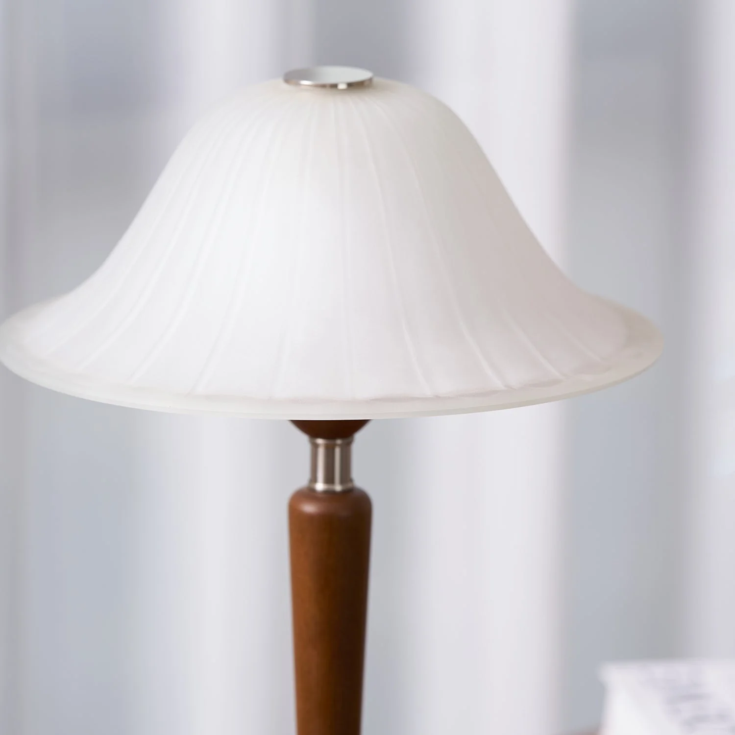 Thamior – Vintage Tafellamp met Klassiek Silhouet en Warme Glans - Image 23