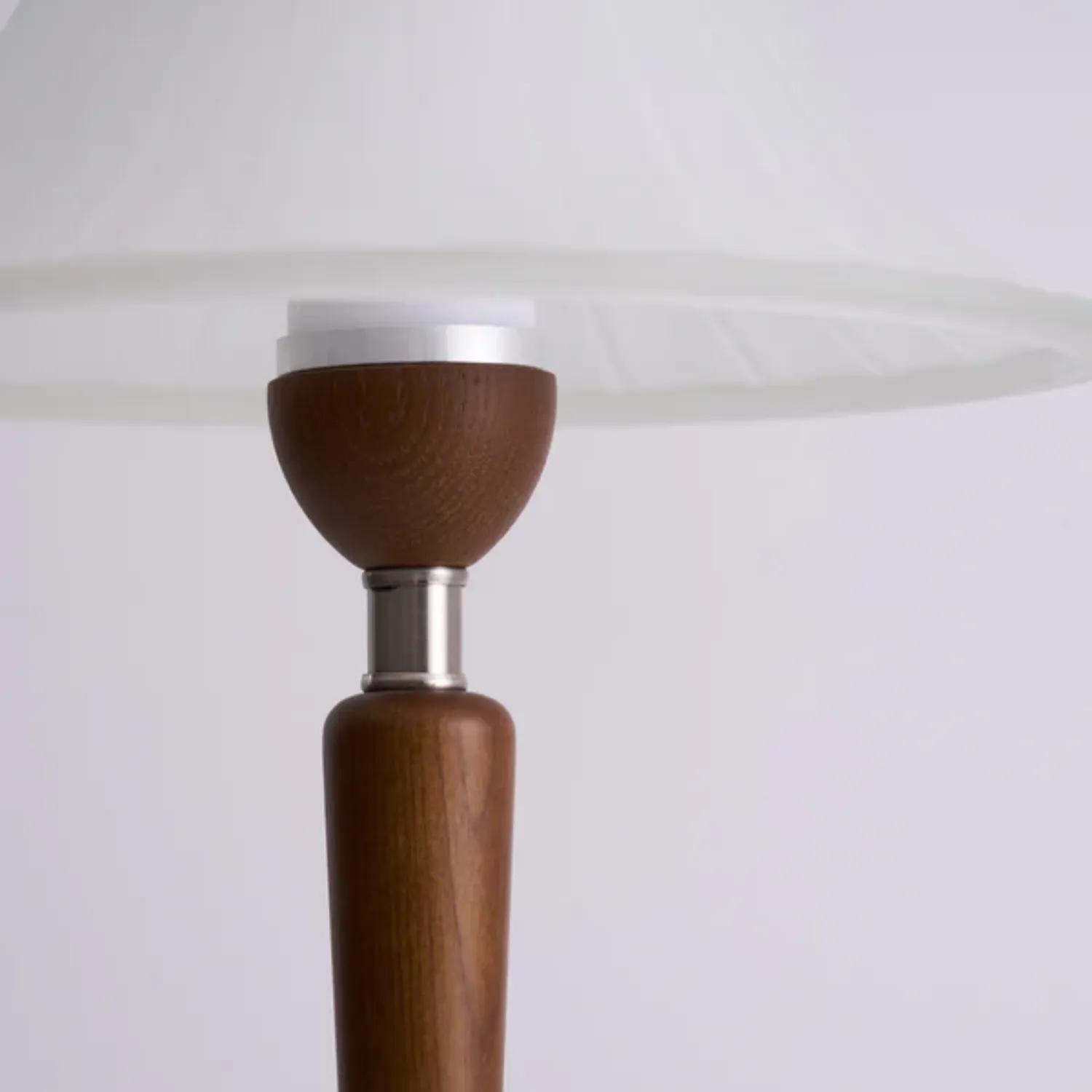 Thamior – Vintage Tafellamp met Klassiek Silhouet en Warme Glans - Image 25