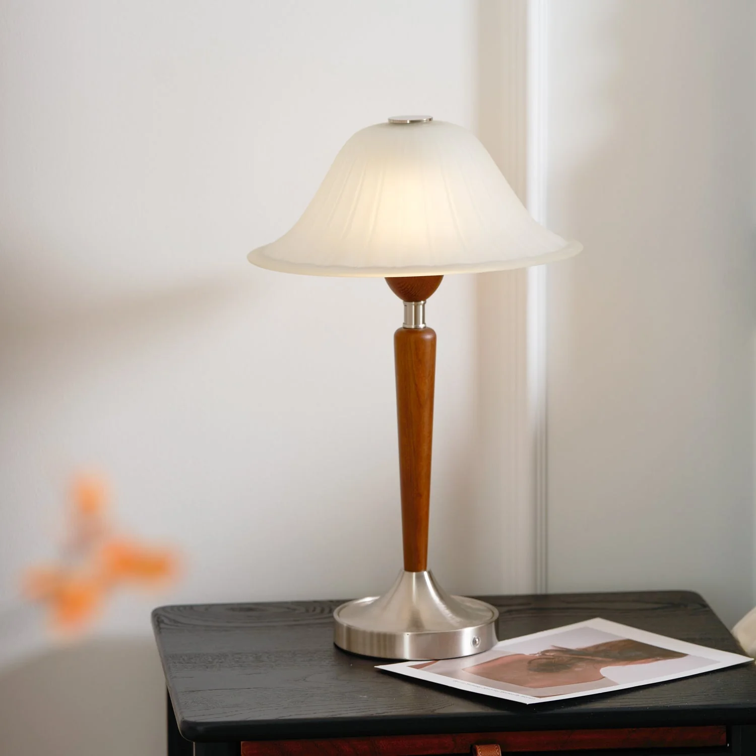 Thamior – Vintage Tafellamp met Klassiek Silhouet en Warme Glans - Image 4